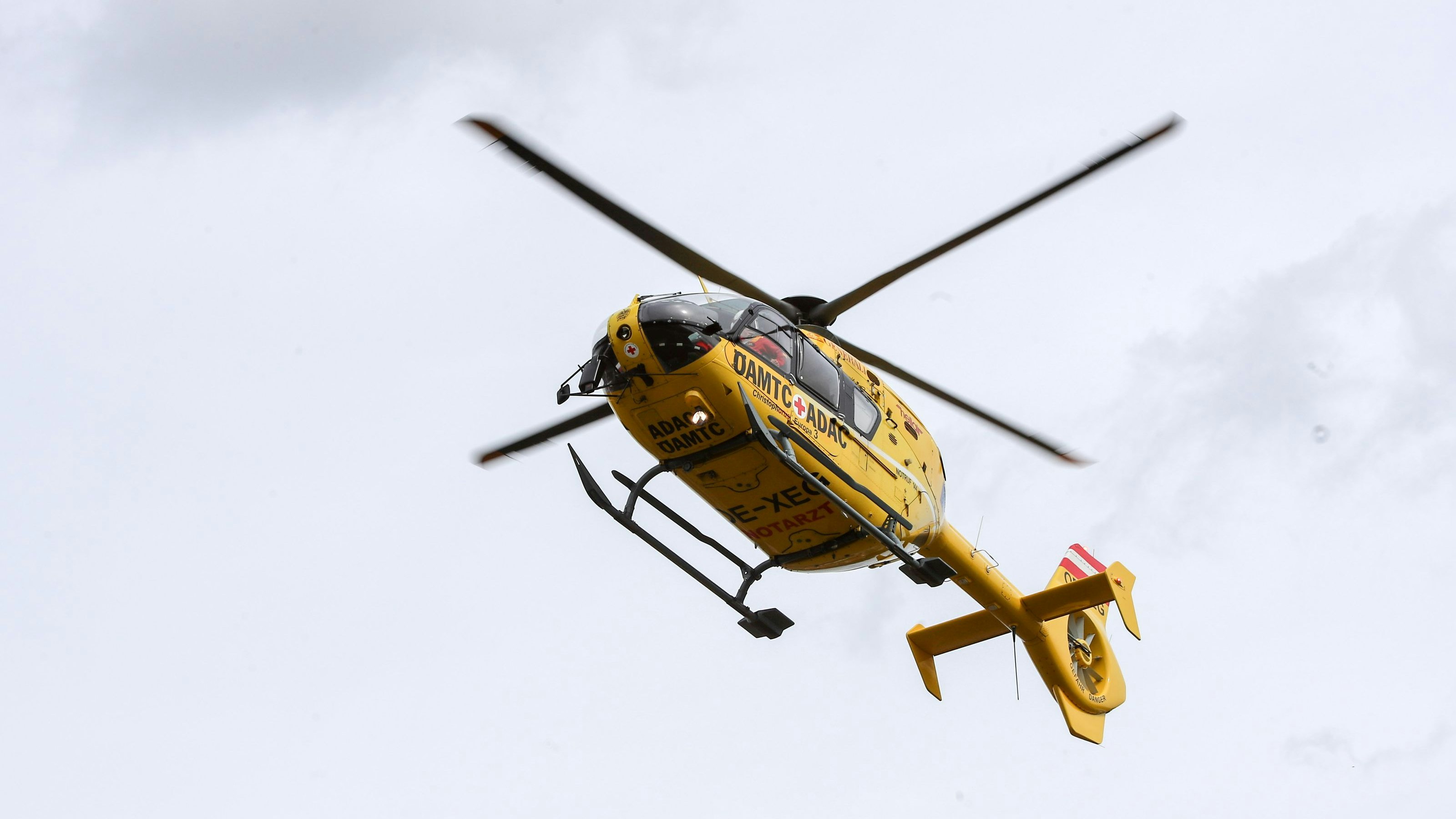 Der ÖAMTC-Rettungsheli "Europa 3" musste auf der Autobahn landen.