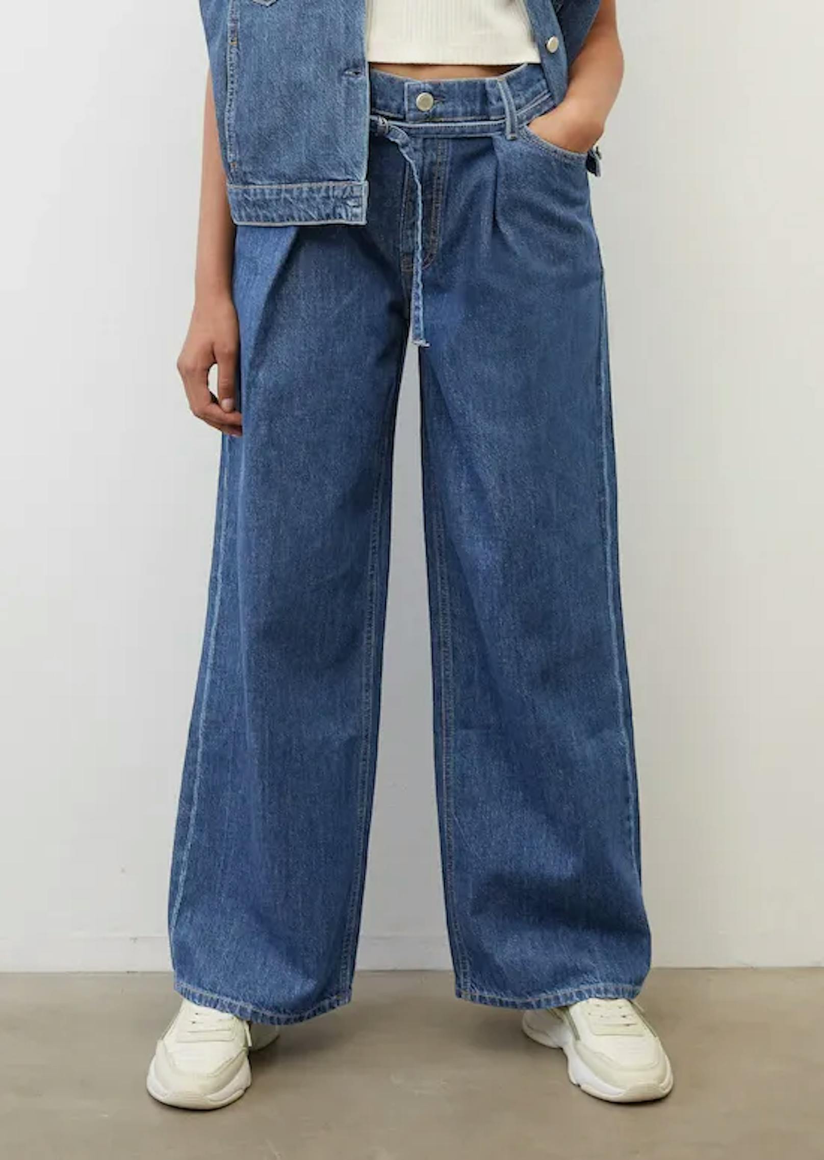 Anzugshosen müssen nicht sein. Vor allem wenn eine luftige Jeans reicht. Diese sind zugleich leger und formell, wenn sie mit dem richtigen Oberteil kombiniert werden.
