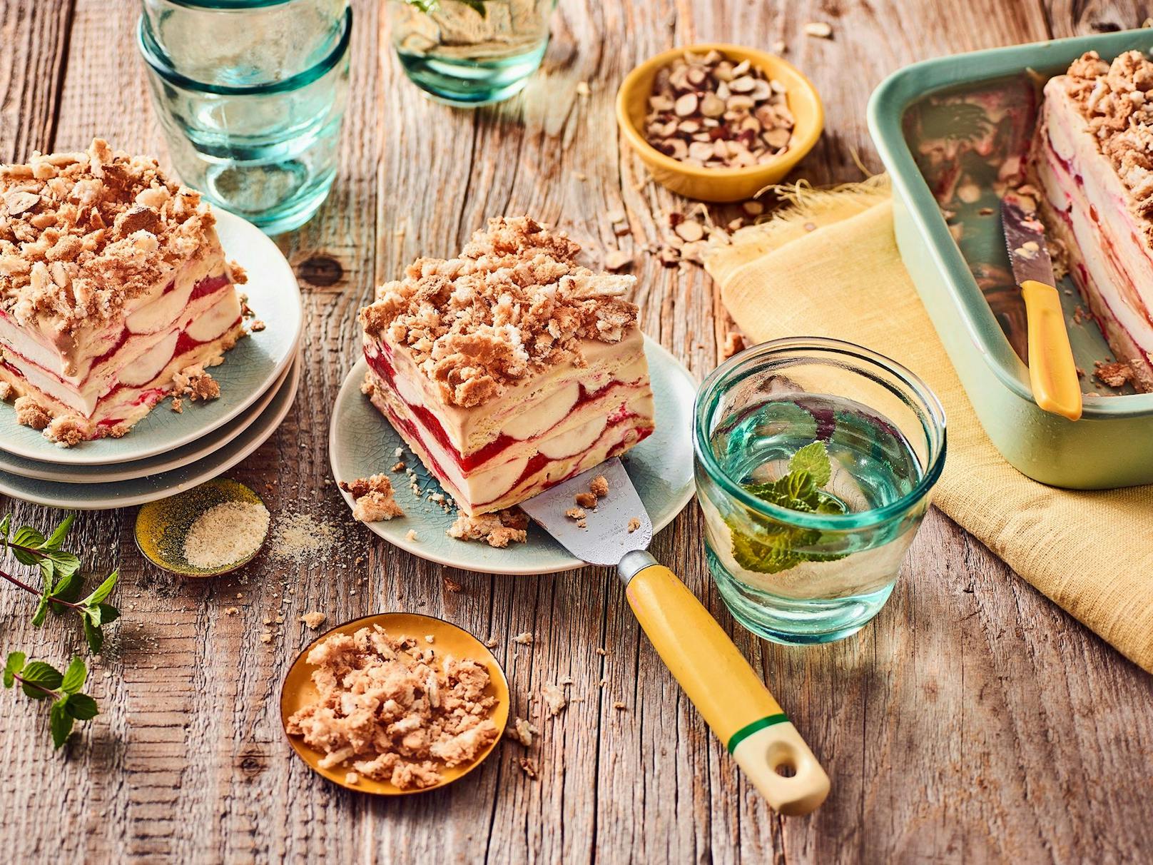 Strawberry Cheesecake Eis, Banane und Erdbeermus genussvoll kombiniert, mit einem speziellen Topping für besonderen Crunch.