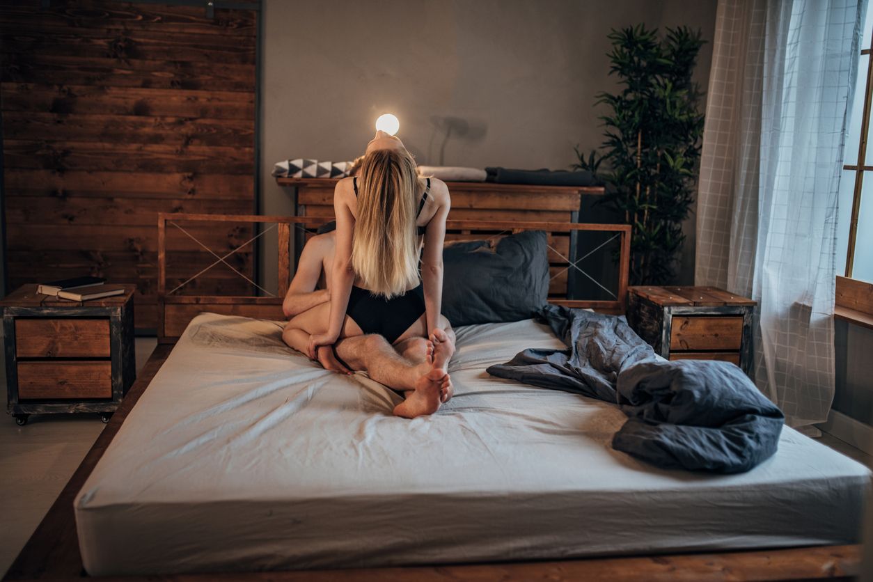 Wenn du beim Sex besonders ausdauernd bist, solltest du noch mindestens ein zweites Kondom parat haben – nach 30 Minuten Liebesspiel solltest du das Präservativ wechseln.