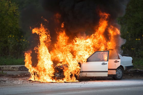 Das angezündete Auto brannte komplett ab.
