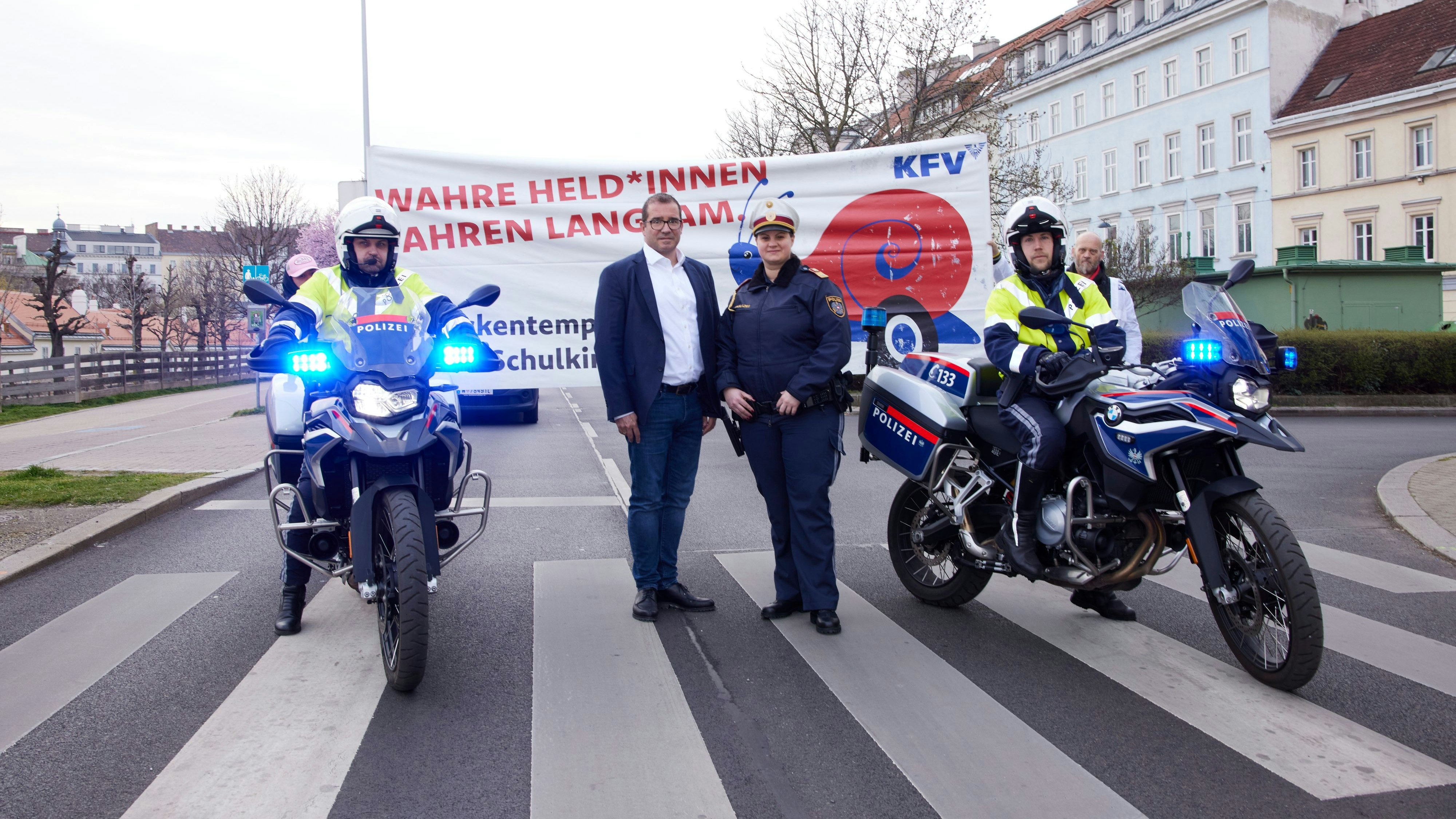 KfV-Sprecher Christoph Feymann und Oberstleutnant Andrea Anders mit Verkehrspolizisten. 