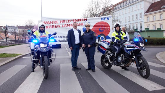 KFV-Sprecher Christoph Feymann und Oberstleutnant Andrea Anders mit Verkehrspolizisten.