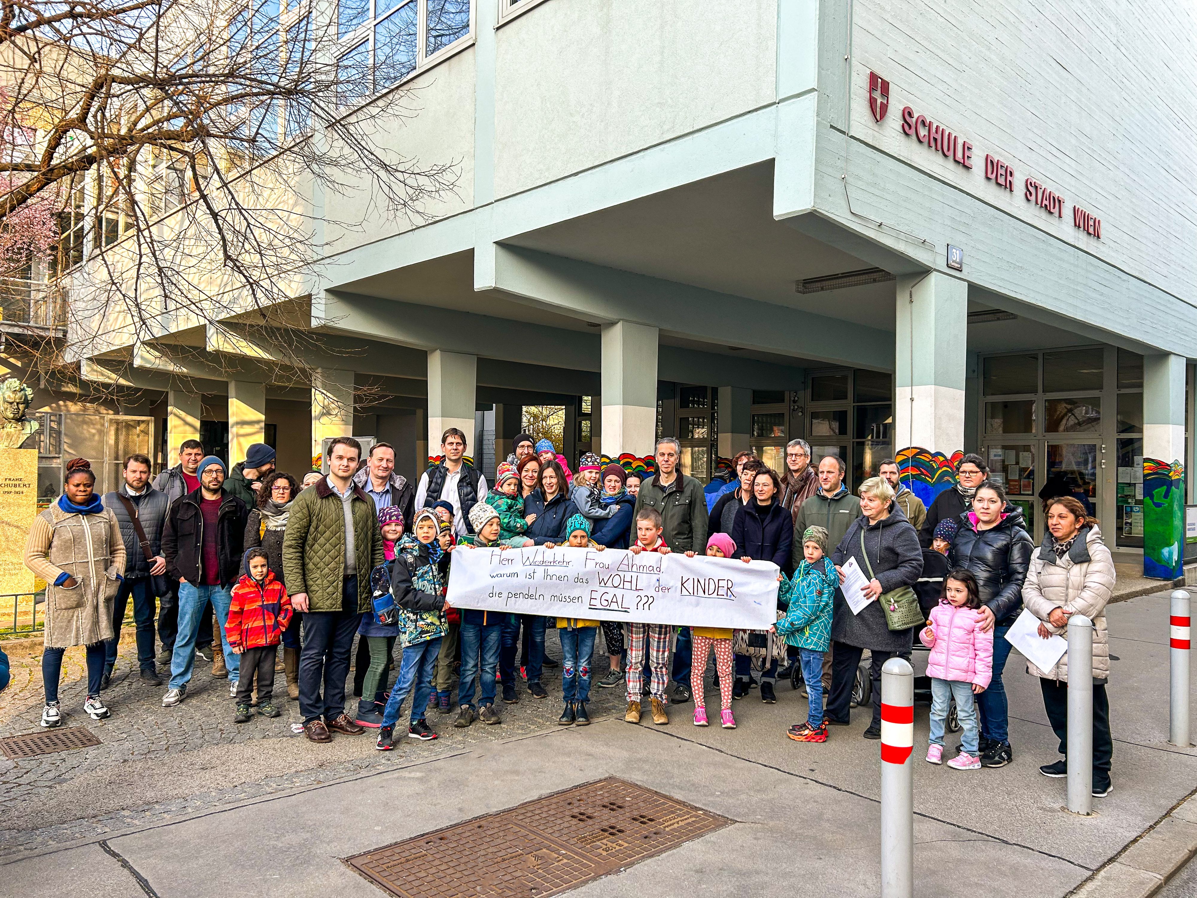 Eltern protestierten gegen Umbaupläne in der Volksschule Marktgasse (Wien-Alsergrund). 
