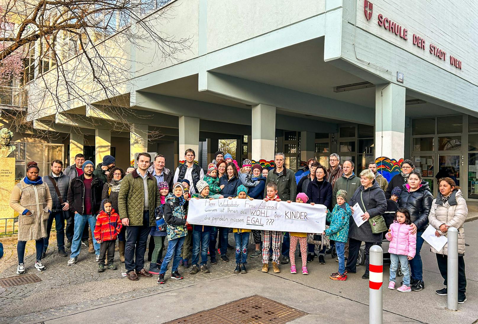 "Ist Ihnen das Wohl der Kinder egal?" Eltern und Kinder protestierten gemeinsam vor der Volksschule Marktgasse gegen die geplante Umsiedelung.