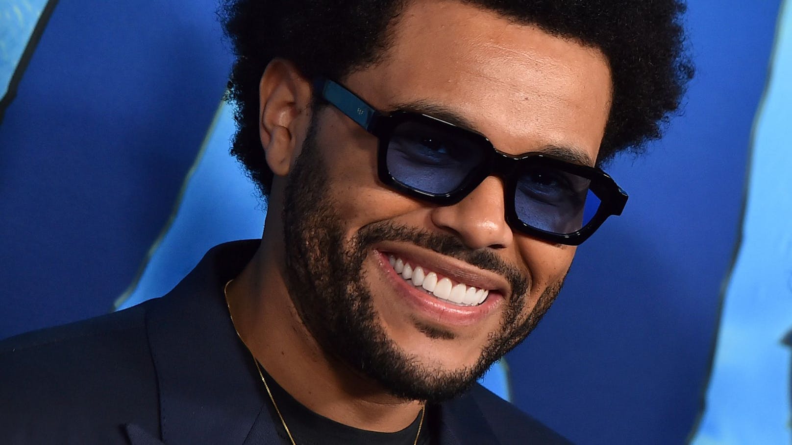 The Weeknd war mit seinem Hit "Blinding Lights" eine gefühlte Ewigkeit in den Charts – und zwar auf der ganzen Welt.