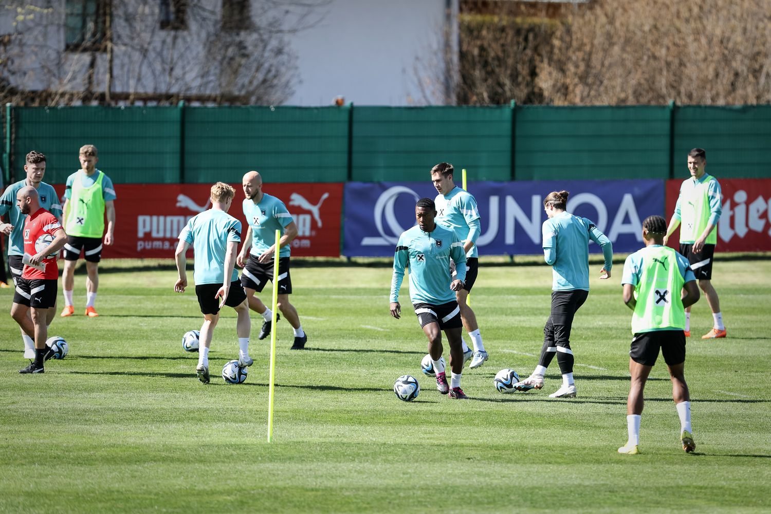 David Alaba trainiert wieder mit Ball.