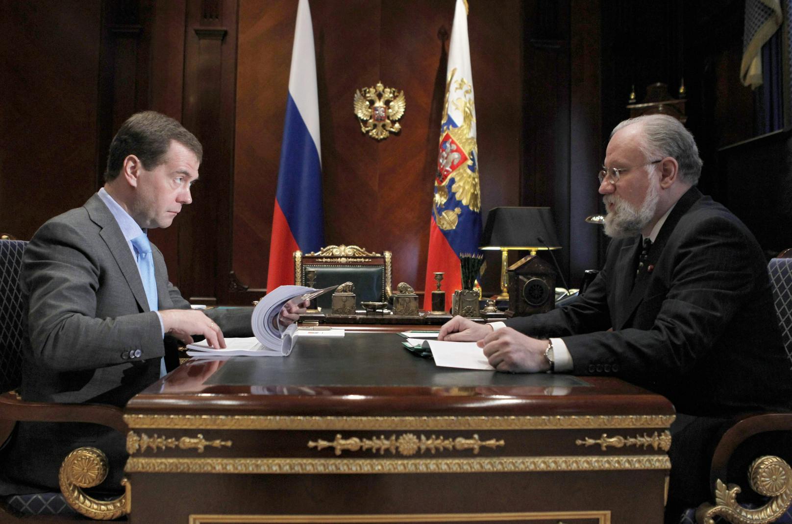 Dmitri Medwedew (l.) nannte Wladimir Tschurow einen "Magier". Im Bild beide im März 2012.