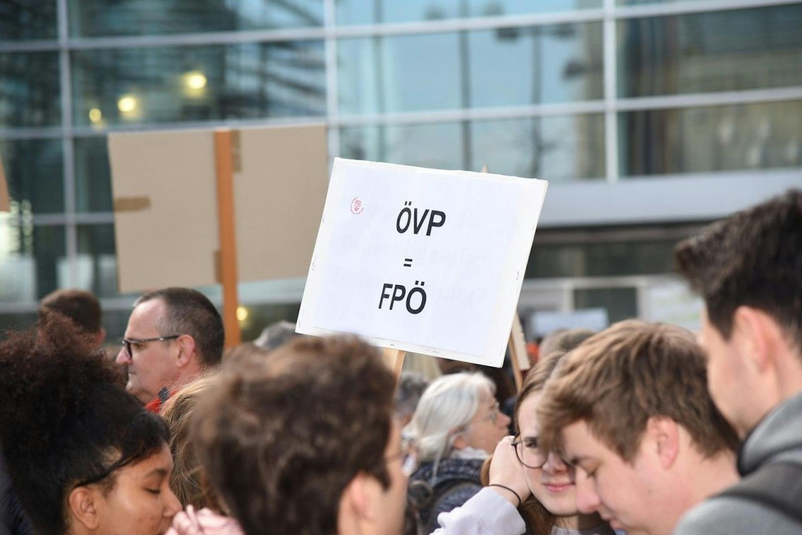Demo vor dem Landtagsgebäude: "ÖVP = FPÖ"