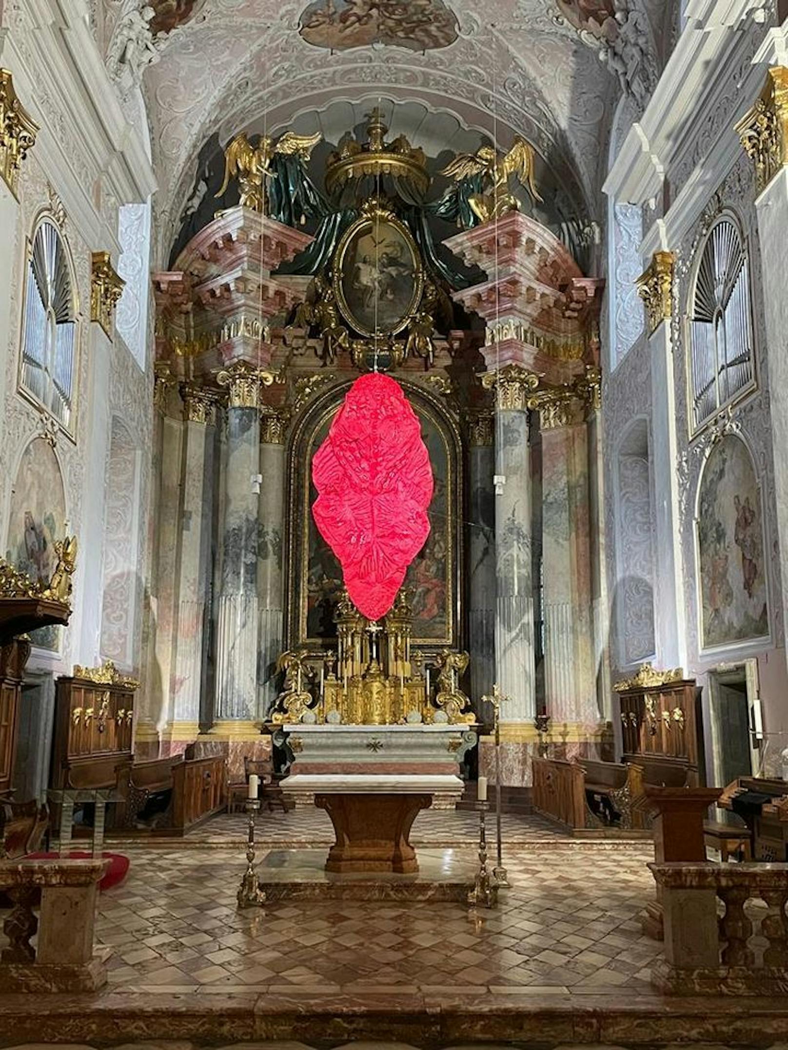Eine Gemeinde sieht Rot: Ein Fastentuch in Zungen-Form regt Besucher des Klagenfurter Doms auf.