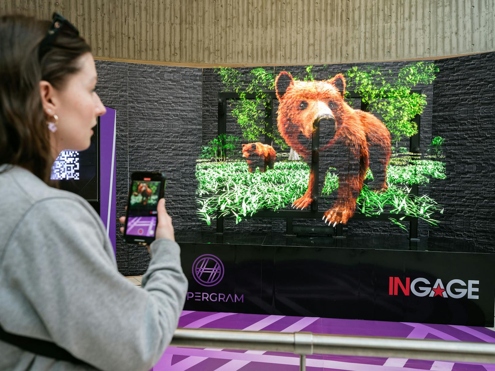 Mittels Hologramm-Technologie erscheinen die Braunbären beinah lebensecht auf der Leinwand.