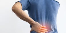 Mann behandelt Rückenschmerzen selbst – erblindet