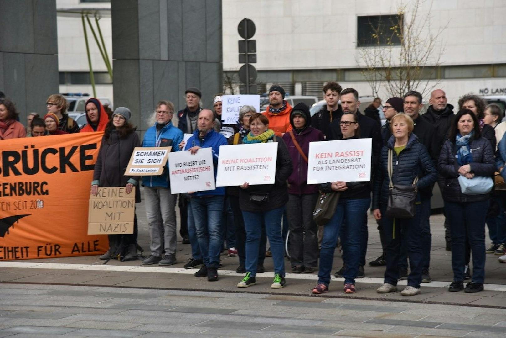 St. Pölten: Hitzige Demo vor der Landtagssitzung und der Angelobung von Mikl-Leitner (VP) und Landbauer (FP)