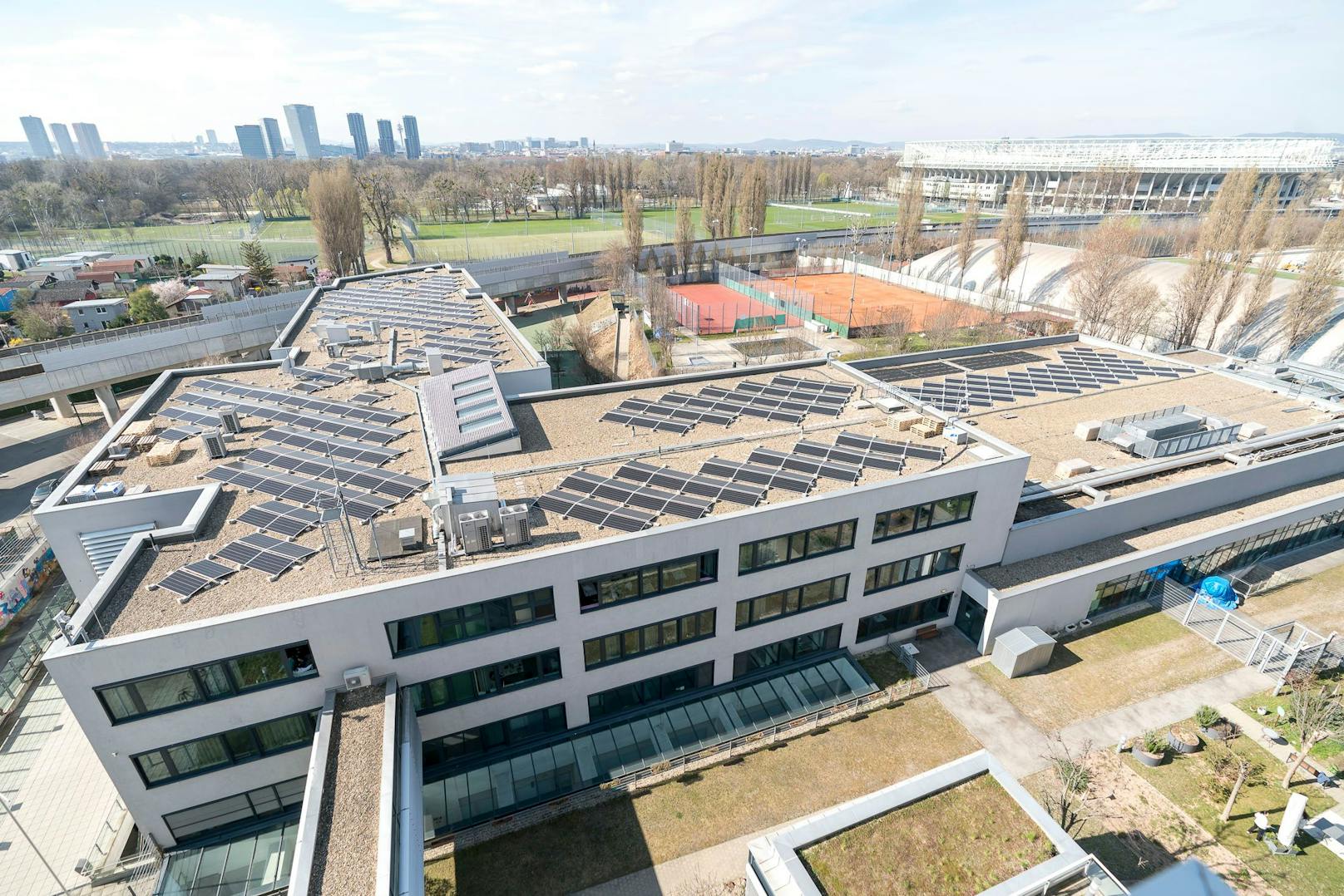 Photovoltaik-Anlage am Dach der Schule am IKG-Campus in Wien-Leopoldstadt.