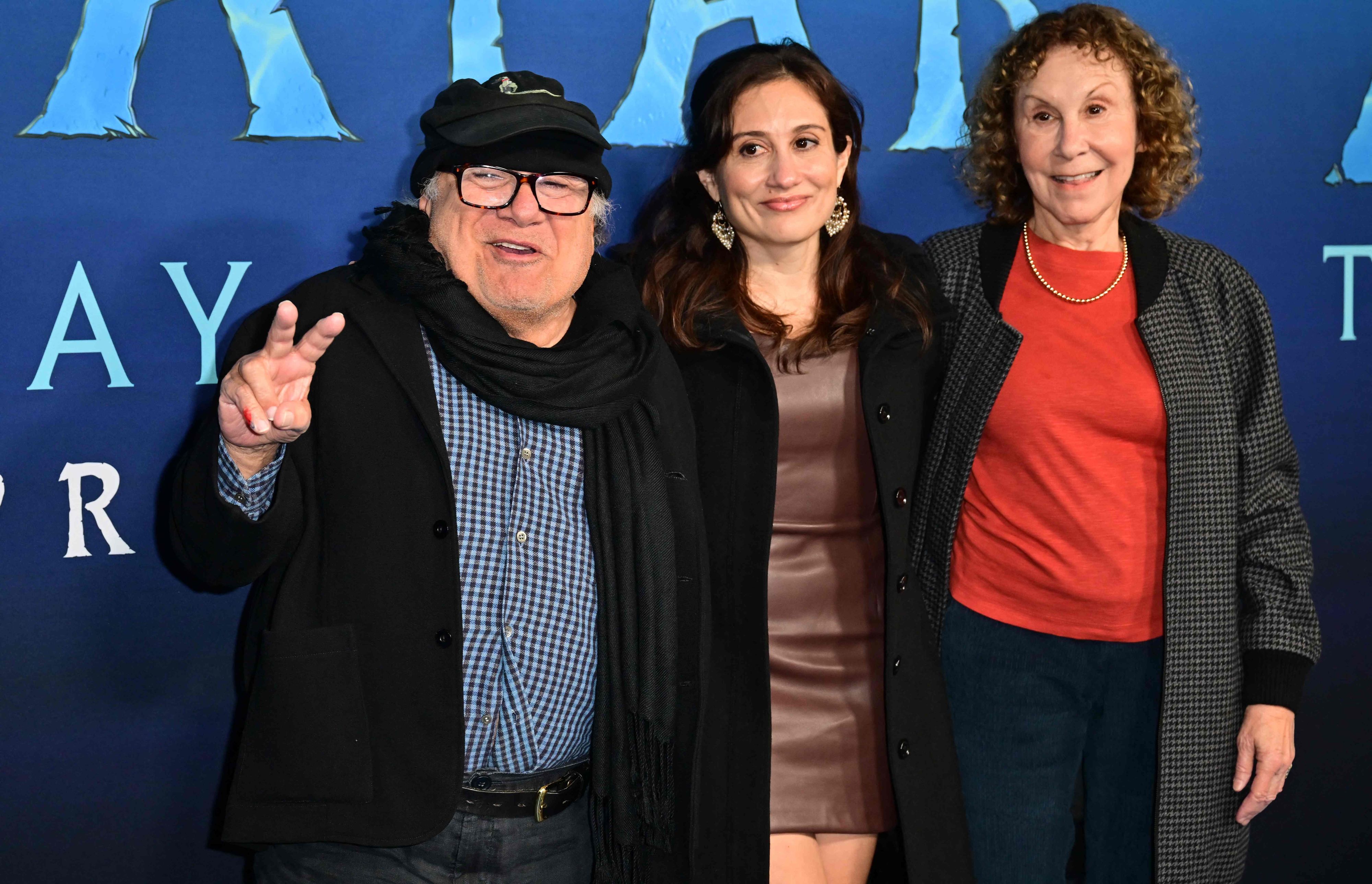 Download von www.picturedesk.com am 23.03.2023 (13:56).  US actor Danny DeVito with his wife, actress Rhea Pearlman, and daughter, arrive for the premiere of "Avatar: The Way of Water" at the Dolby Theater in Hollywood, California, on December 12, 2022. (Photo by Frederic J. BROWN / AFP) - 20221212_PD8935 - Rechteinfo: Rights Managed (RM) Nur für redaktionelle Nutzung! Werbliche Nutzung erfordert Freigabe: bitte schicken Sie uns eine Anfrage.