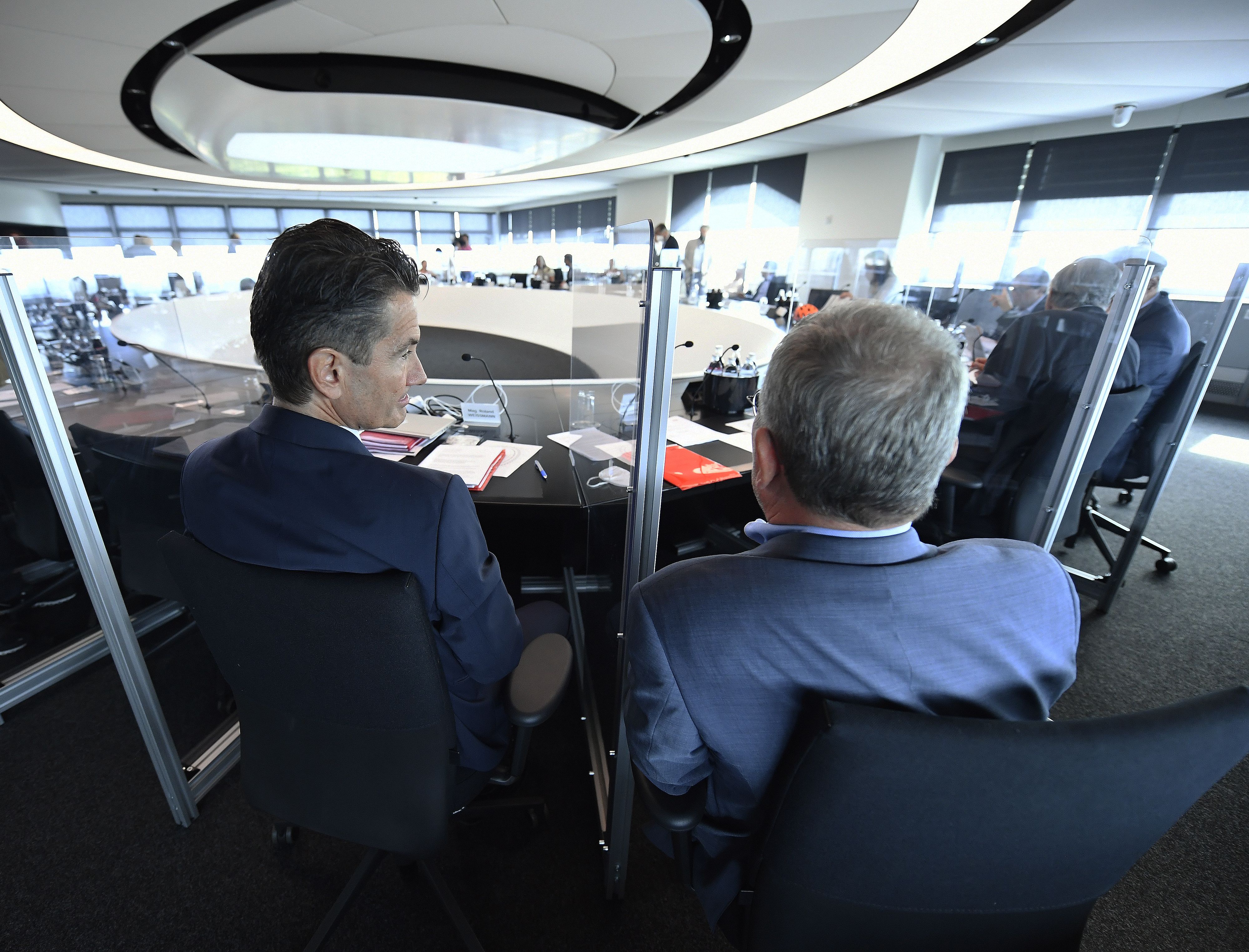 Der stellvertretende Stiftungsrat Vorsitzende Franz Medwenitsch (R.) und ORF-Generaldirektor Roland Weißmann im Rahmen des ORF-Stiftungsrates