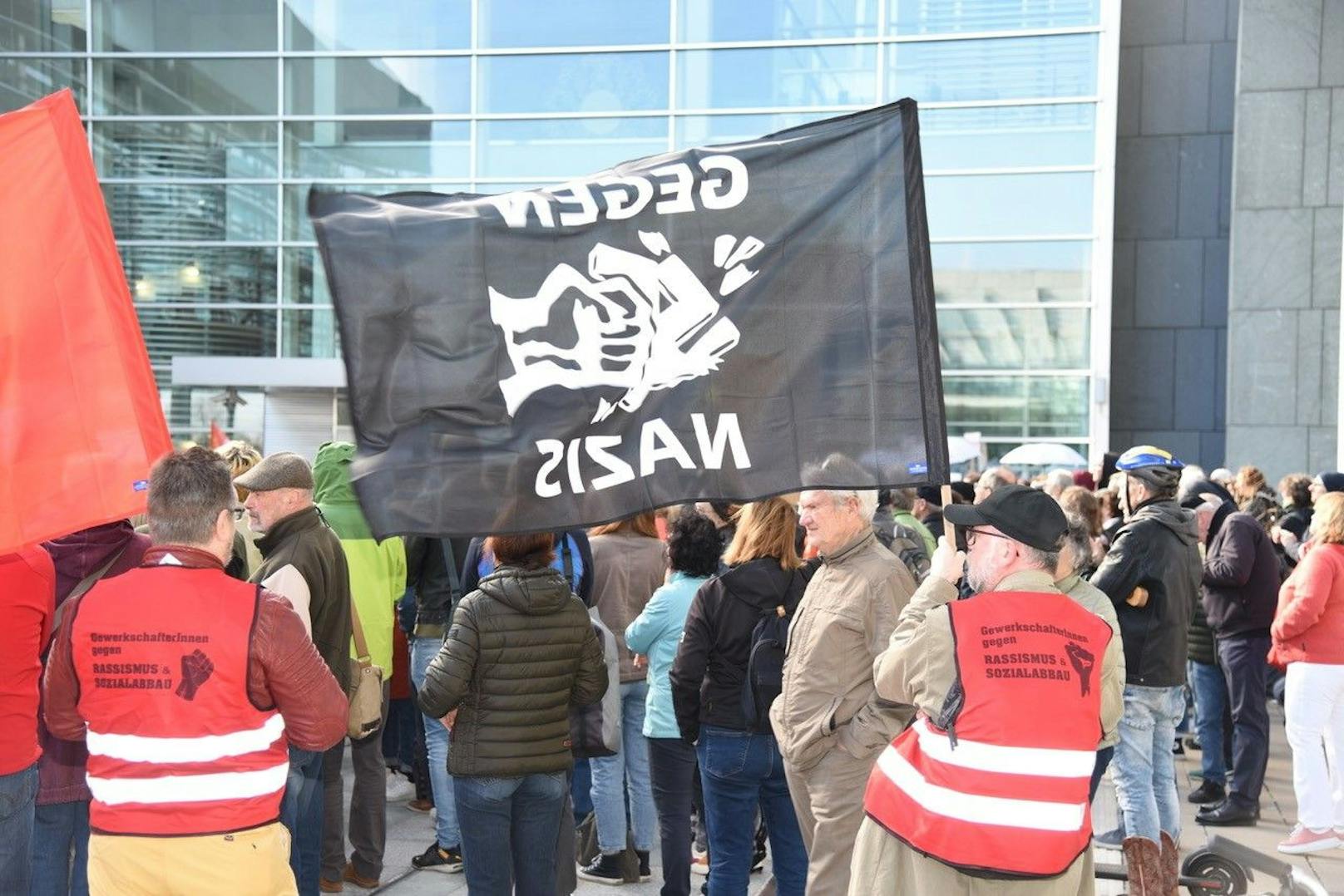 "Gegen Nazis" - Demo vor dem Landtagsgebäude.