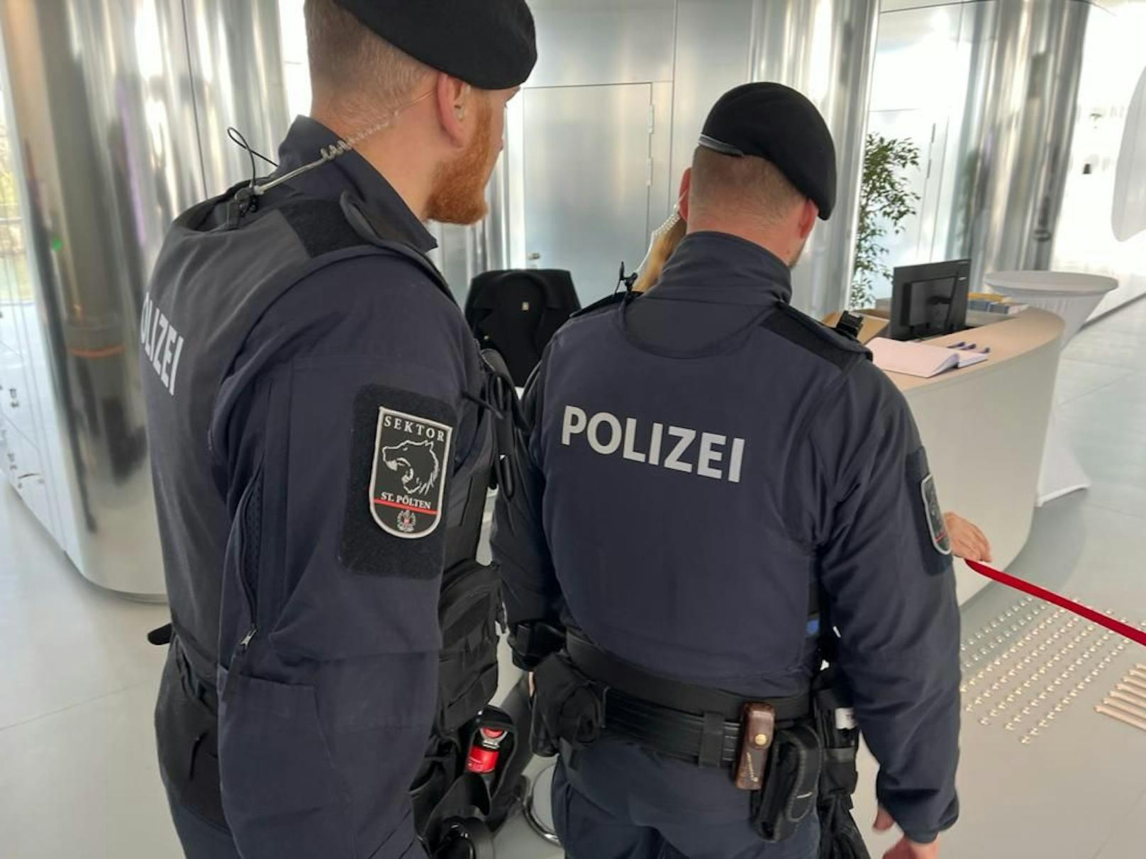 Polizeiaufgebot beim Eingang in den Landtag.