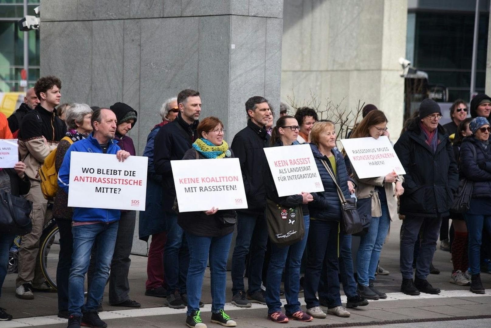 St. Pölten: "Wo bleibt die antirassistische Mitte?", fragt ein Teilnehmer.