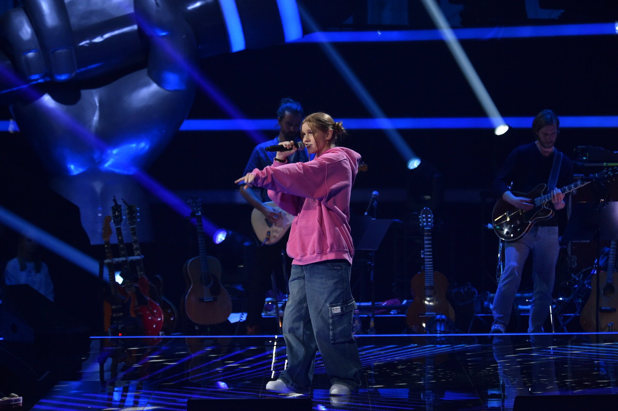 Titel: The Voice Kids; Staffel: 11; Folge: 3; Person: Emma; Copyright: SAT.1 / Andre Kowalski; Fotograf: Andre Kowalski; Bildredakteur: Laura Stephan; Dateiname: 2677103.JPG; Rechtehinweis: Dieses Bild darf bis eine Woche nach Ausstrahlung honorarfrei fuer redaktionelle Zwecke und nur im Rahmen der Programmankuendigung verwendet werden. Spaetere Veroeffentlichungen sind nur nach Ruecksprache und ausdruecklicher Genehmigung der Seven.One Entertainment Group GmbH moeglich. Nicht fuer EPG! Verwendung nur mit vollstaendigem Copyrightvermerk. Das Foto darf nicht veraendert, bearbeitet und nur im Ganzen verwendet werden. Es darf nicht archiviert werden. Es darf nicht an Dritte weitergeleitet werden. Aneinanderreihung/Zusammenlegung/Kopplung von Bildern zum Zweck der Erstellung von Slide-Shows o.ä. nicht gestattet; Verbindung/Einfügen/Anfügen von Werbung nicht gestattet.  Bei Fragen: foto@seven.one Voraussetzung fuer die Verwendung dieser Programmdaten ist die Zustimmung zu den Allgemeinen Geschaeftsbedingungen der Presselounges der Sender der Seven.One Entertainment Group GmbH. 