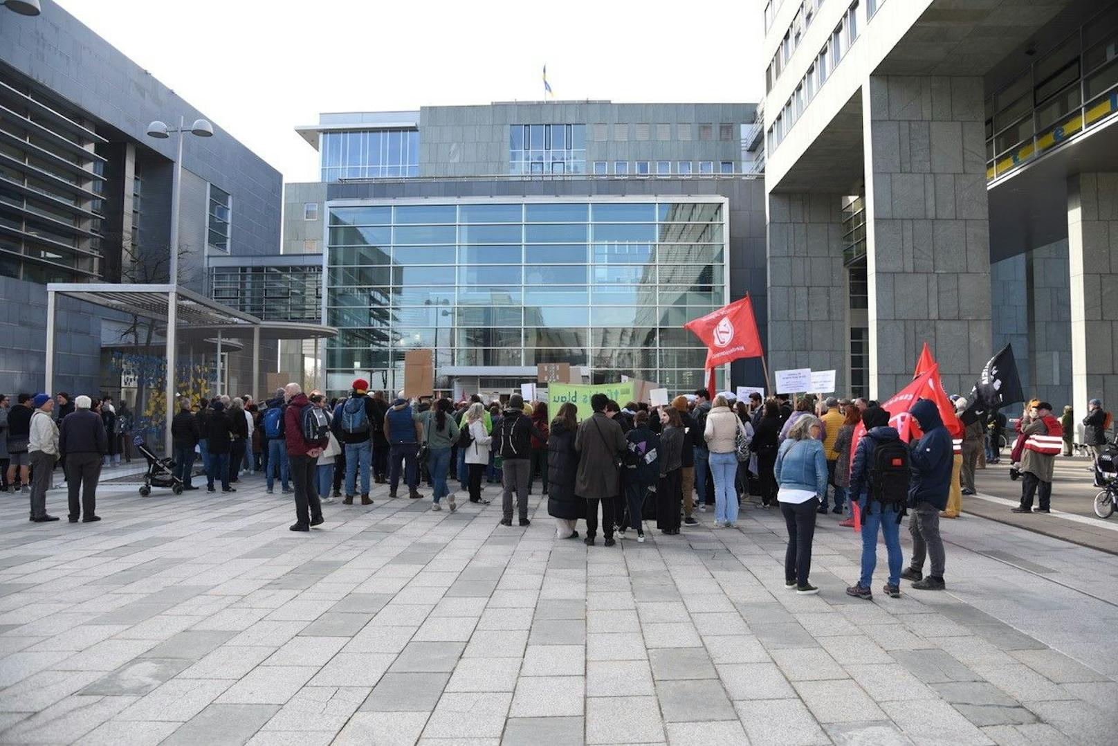 Protestierende vor dem Landtag.