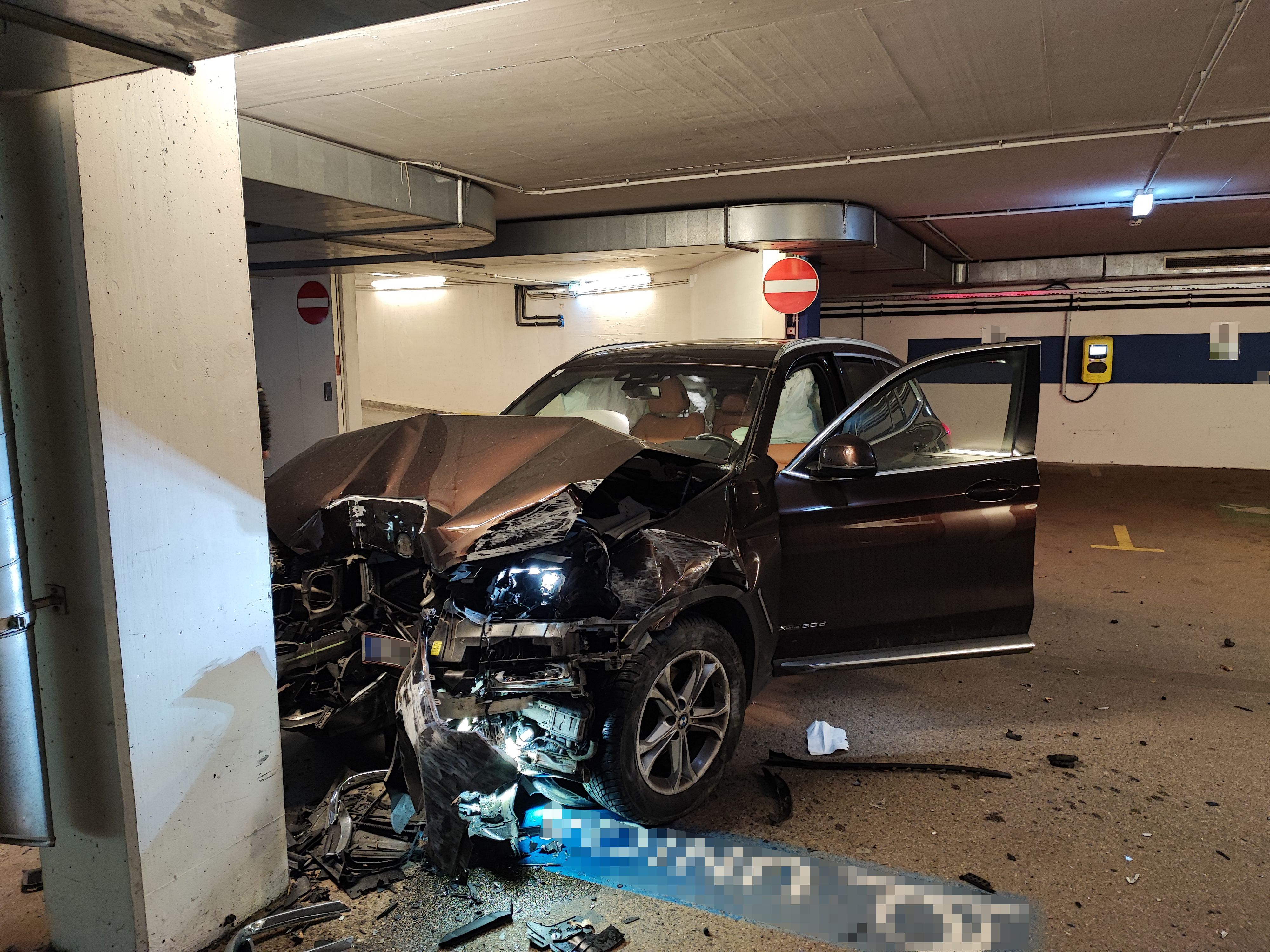 BMW Donnerte Frontal In Betonsäule Von Tiefgarage | Heute.at