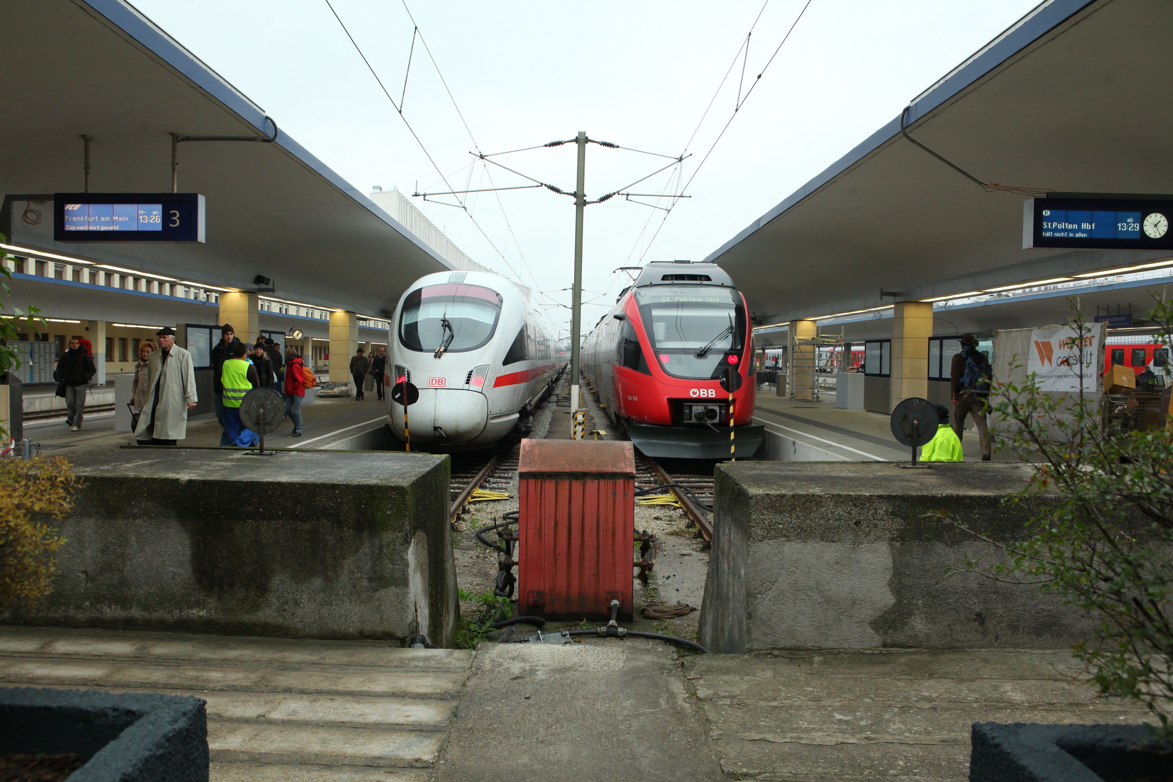 Download von www.picturedesk.com am 23.03.2023 (17:00).  WESTBAHNHOF BAHNSTEIG (SUJET), Wien Westbahnhof, ÖBB - Infrastruktur Aktiengesellschaft (http://www.oebb.at), aussen, Feature, (li.) ICE / Intercity Express, DB / Deutsche Bundesbahnen AG (http://www.deutschebahn.com), (re.) Talent - Triebwagen, Österreichische Bundesbahnen, Zuggarnitur, Bahnsteig, Geleise, Reisende - 20111024_PD6986 - Rechteinfo: Rights Managed (RM)