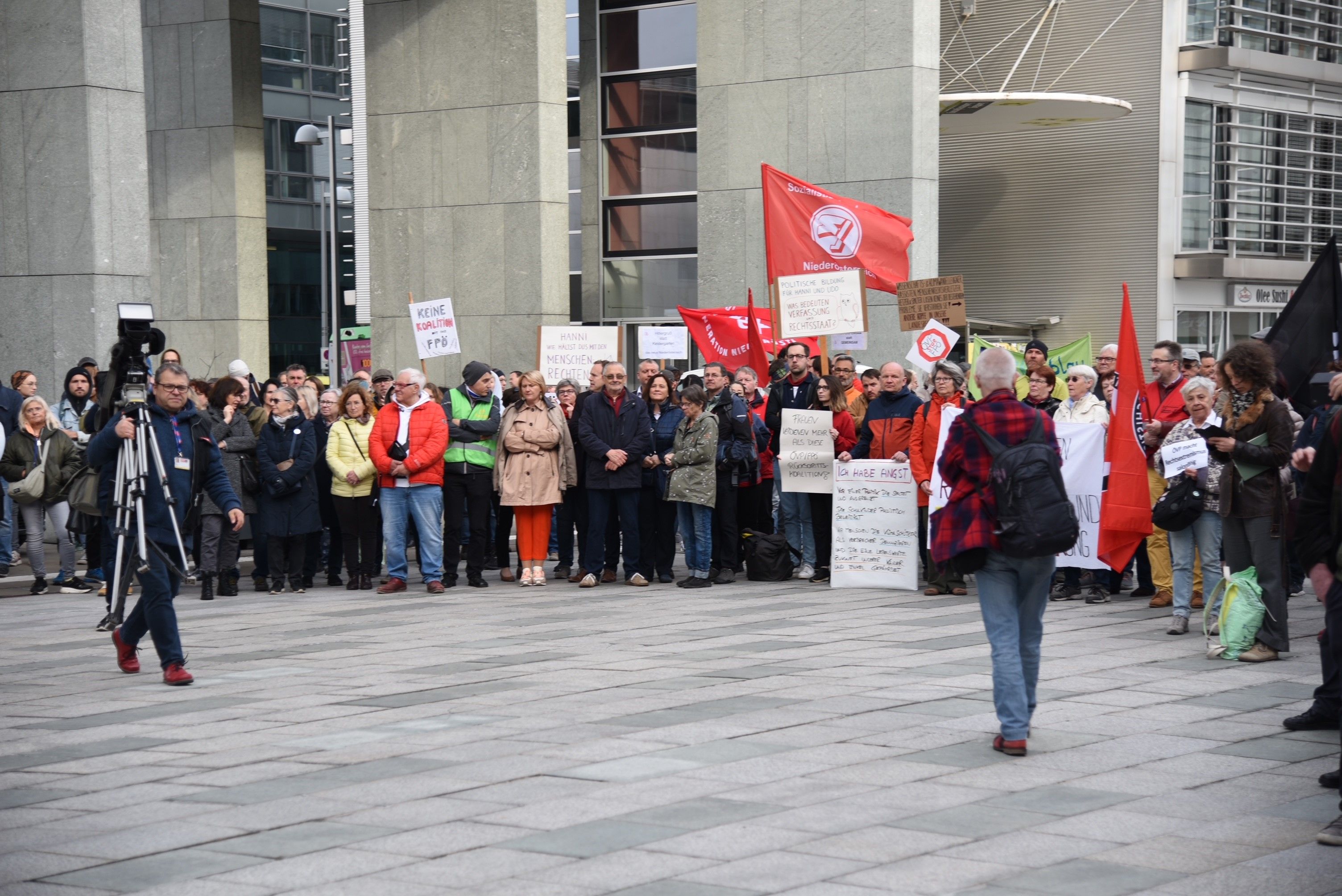 St. Pölten: Demo vor Landtagssitzung und der Angelobung von Mikl-Leitner und Landbauer