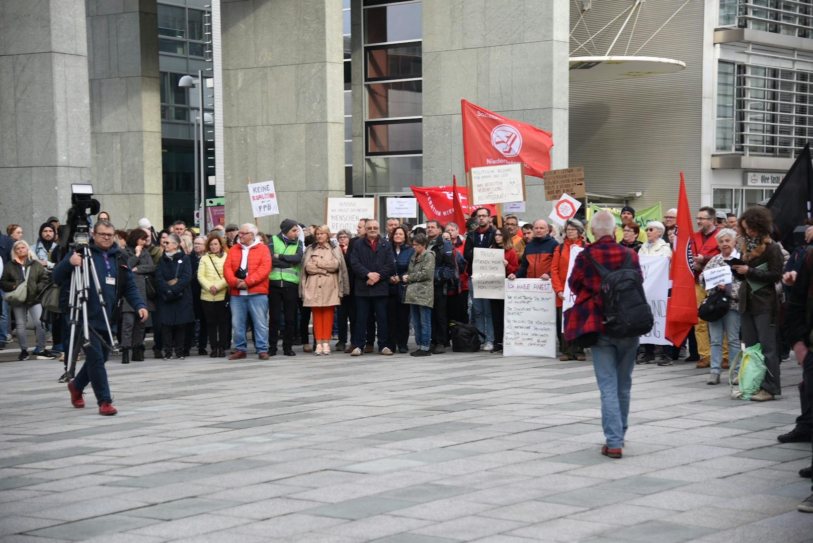 Demo vor der Landtagssitzung in St. Pölten