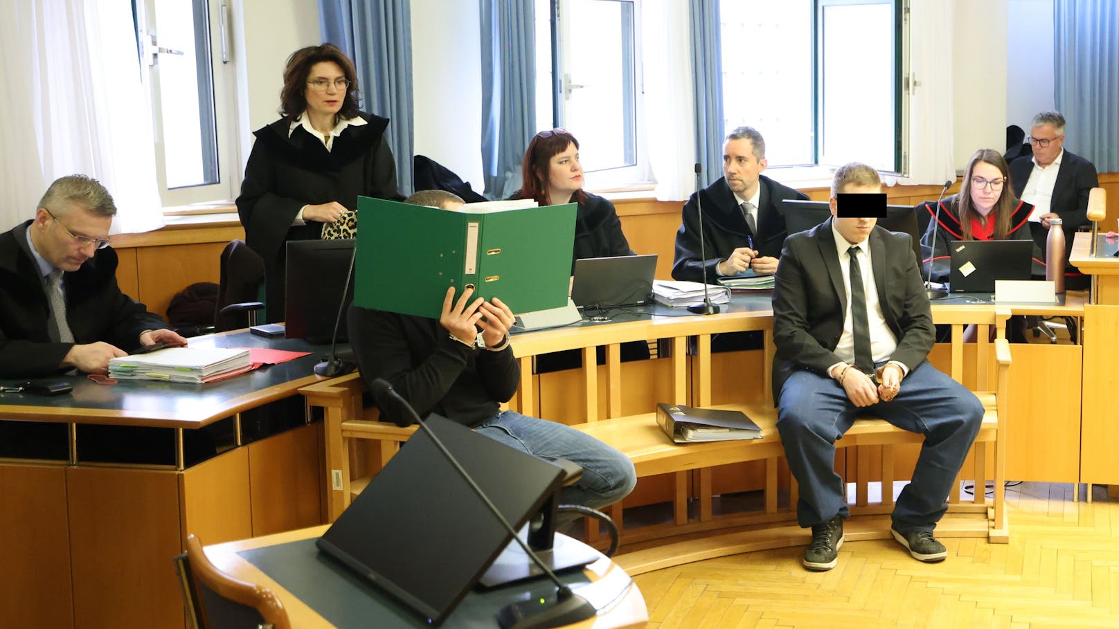 Die beiden Angeklagten am Tag der Urteilsverkündung im Gerichtssaal, dahinter die Verteidiger Astrid Wagner (stehend) und Manfred Arbacher-Stöger (l.)