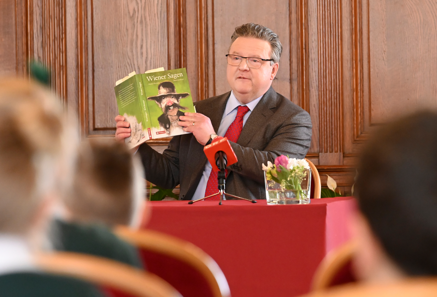 Der Wiener Bürgermeister liest im Rathaus am liebsten Sagen vor.