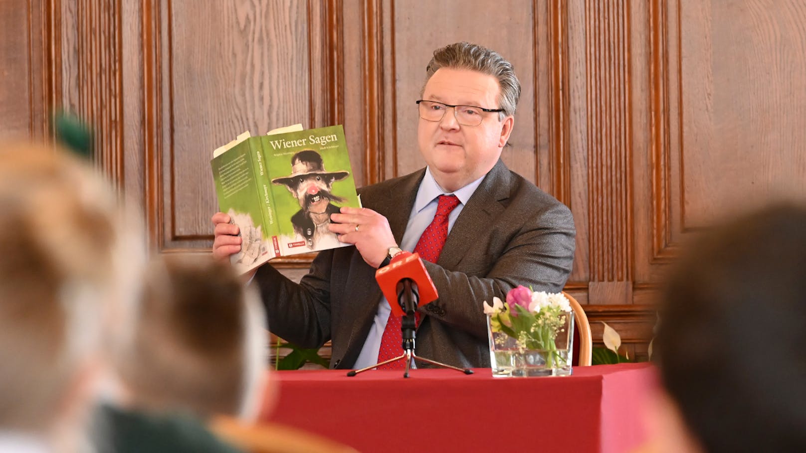 Wiens Bürgermeister liest Wiener Sagen im Rathaus vor