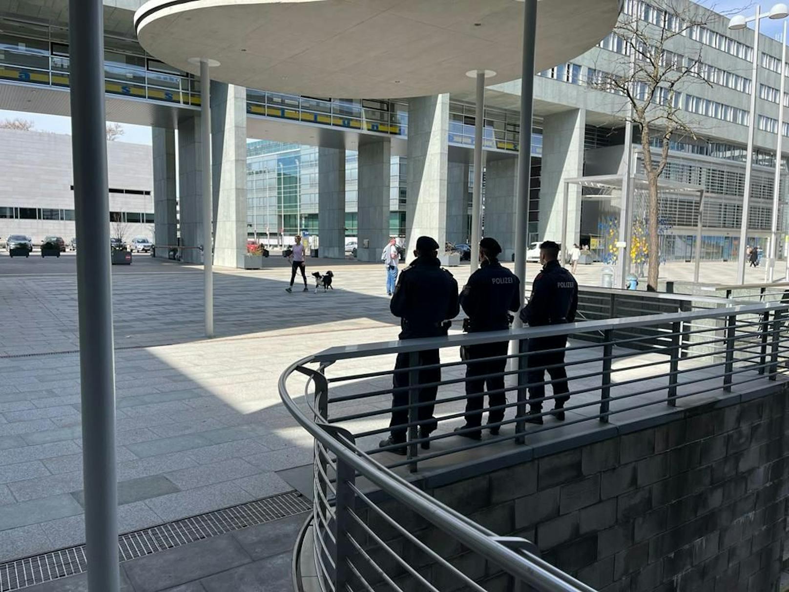 Drei Polizisten vor dem Landhaus-Eingang.
