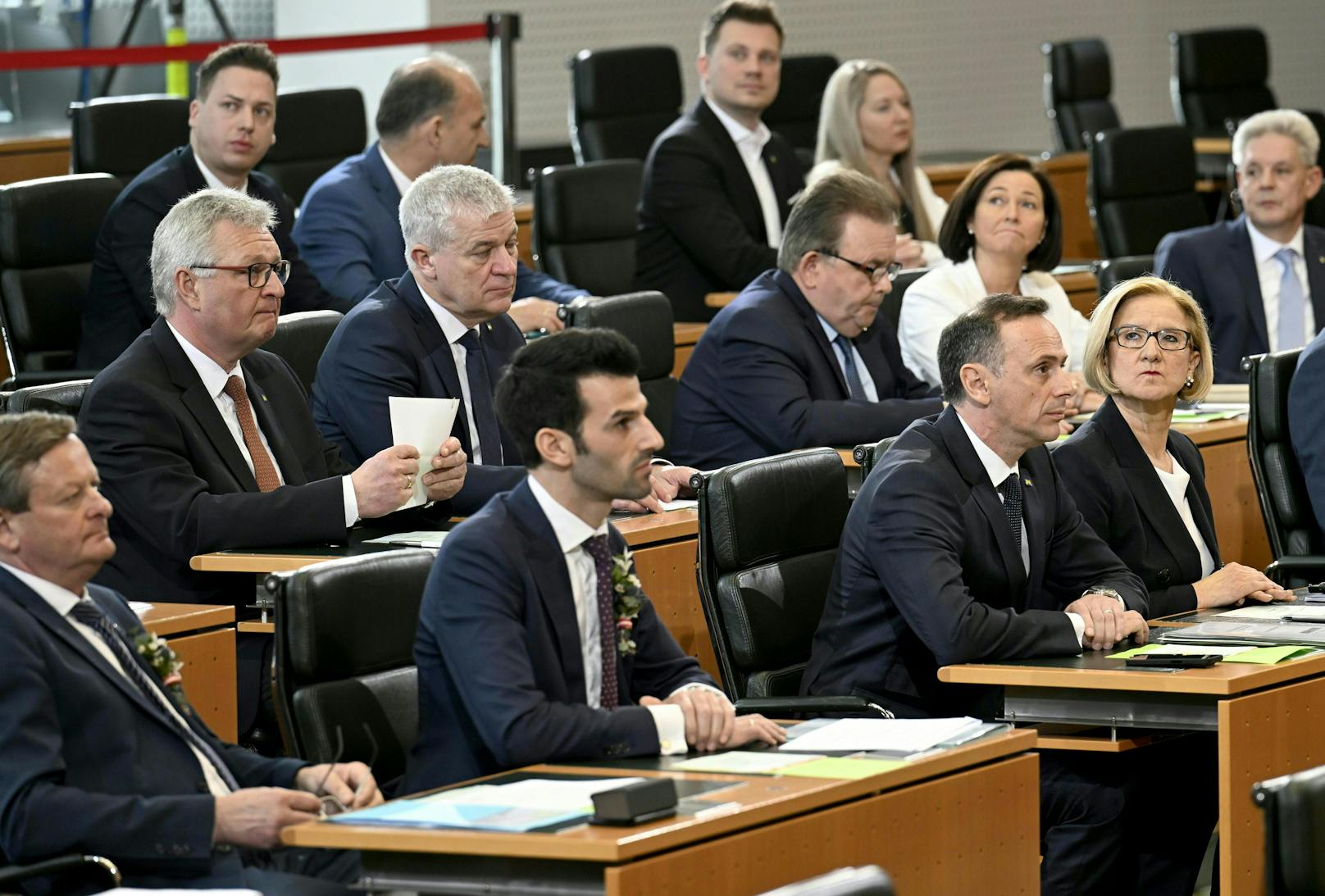 (v.l. erste Reihe) Gottfried Waldhäusl (FPÖ), Udo Landbauer (FPÖ), Jochen Danninger (ÖVP) und Johanna Mikl-Leitner (ÖVP).