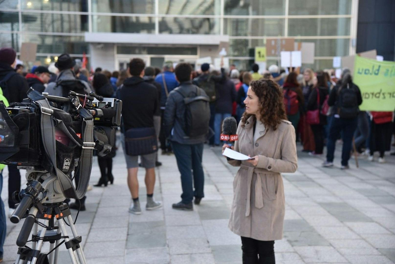 Landtagssitzung und Demo in NÖ: Das Medieninteresse war groß.