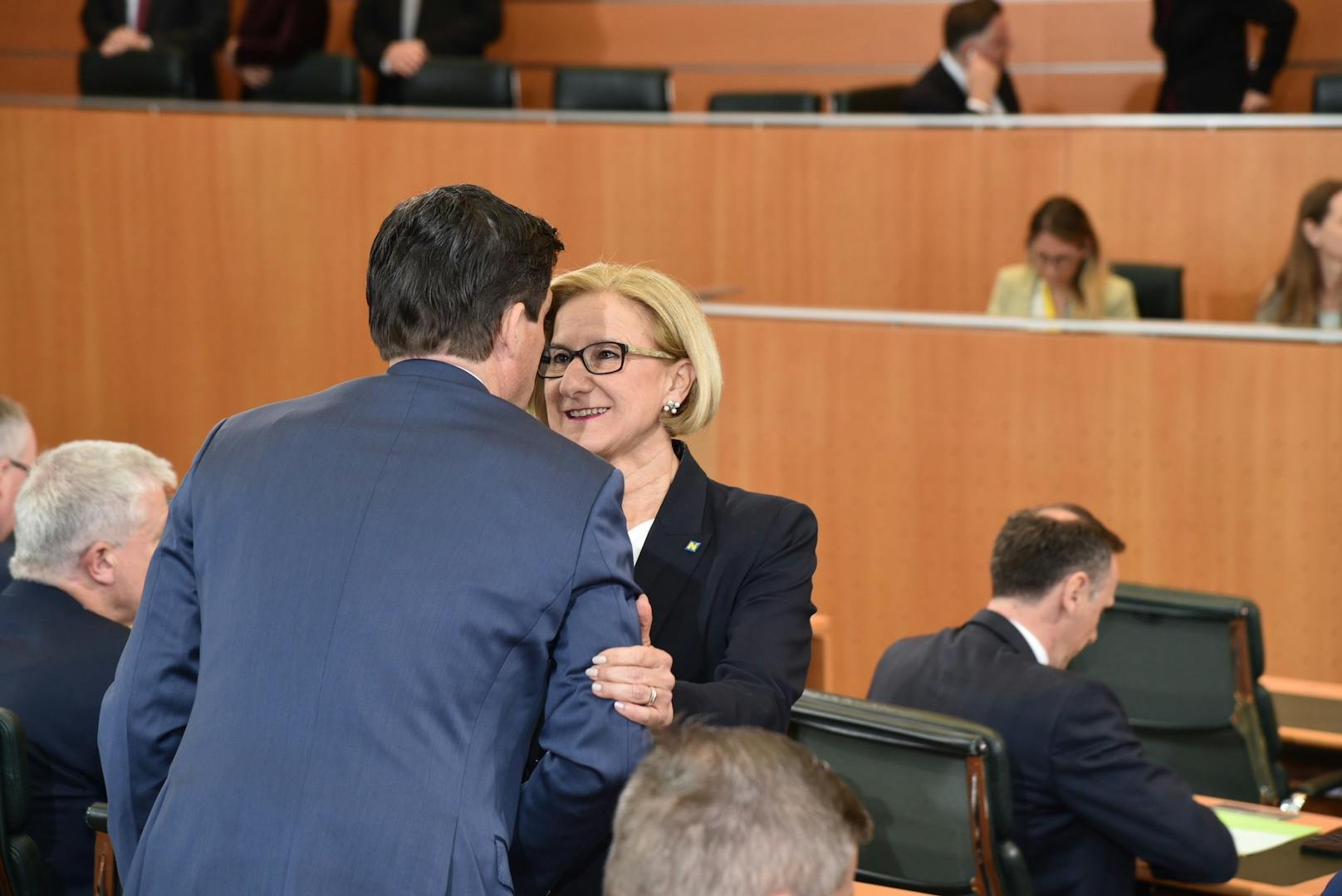 St. Pölten: Landeshauptfrau Johanna Mikl-Leitner wurde mit 24 Stimmen wiedergewählt.