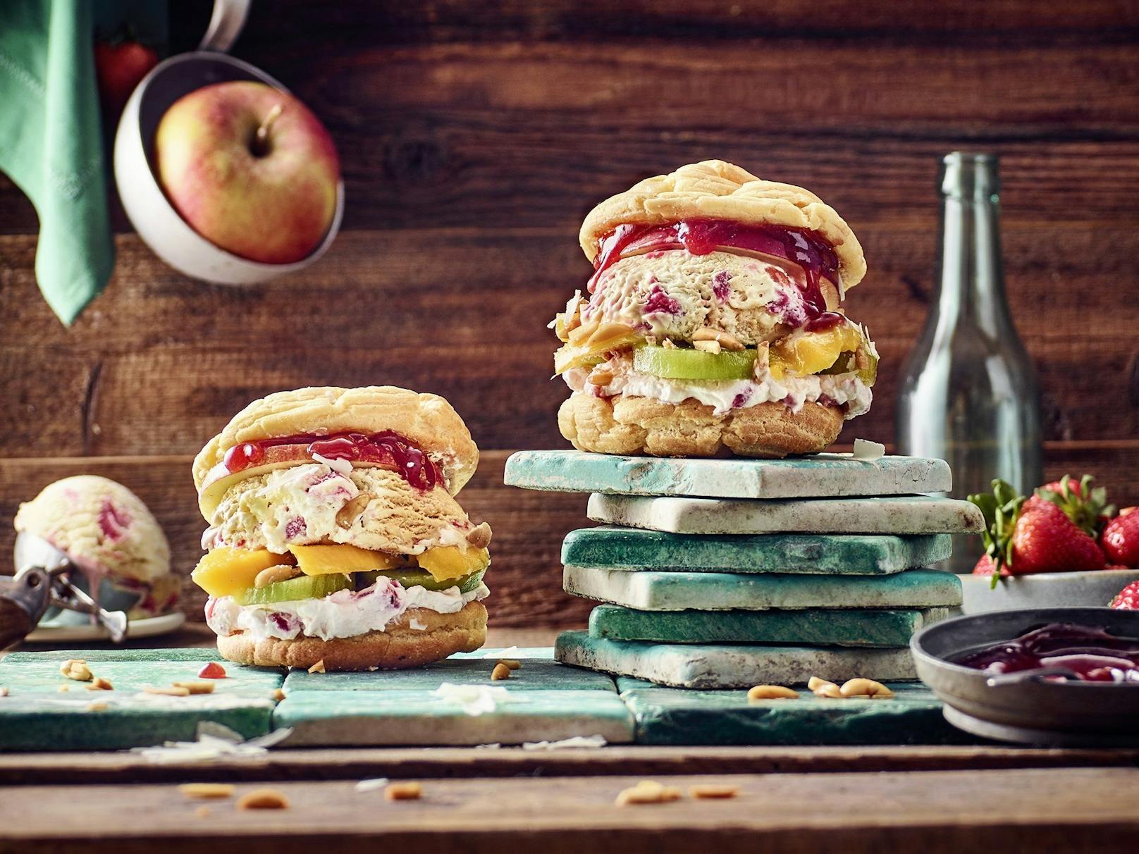 Wer liebt sie nicht: Burger! Cremissimo hat eine süße Variante kreiert, eine moderne Version der klassischen Brandteigkrapferl mit Obst &amp; Cremissimo Strawberry Cheesecake Eis.