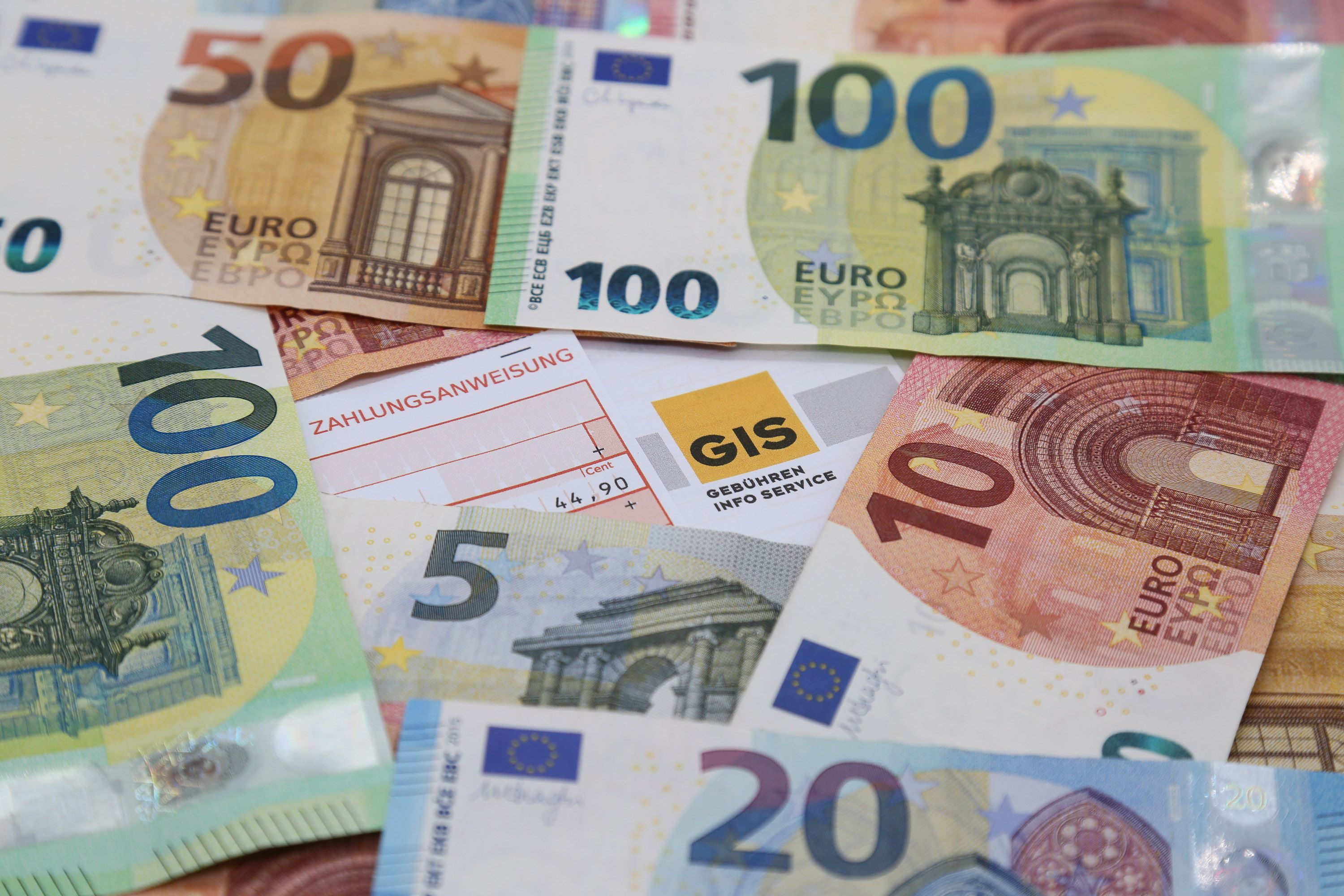 Wer bislang noch keine Radio- und TV-Gebühr bezahlt hat, sollte sich bis Jahresende bei der GIS melden. Sonst drohen saftige Strafen.