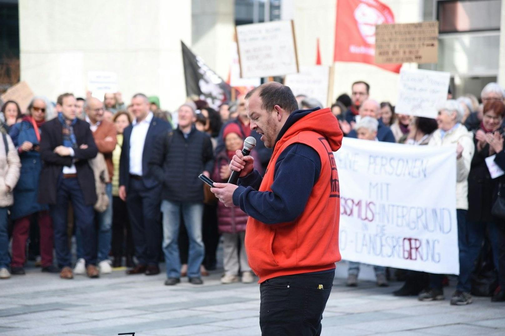 St. Pölten: Hitzige Demo vor der Landtagssitzung und der Angelobung von Mikl-Leitner (VP) und Landbauer (FP)