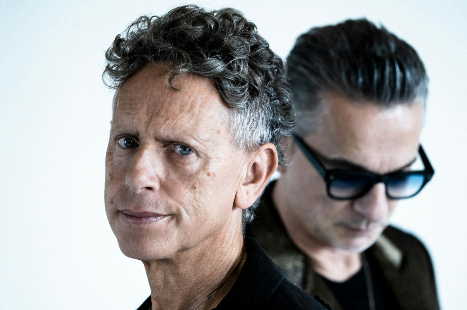 Depeche Mode sehen statt dunkelbunt jetzt schwarz