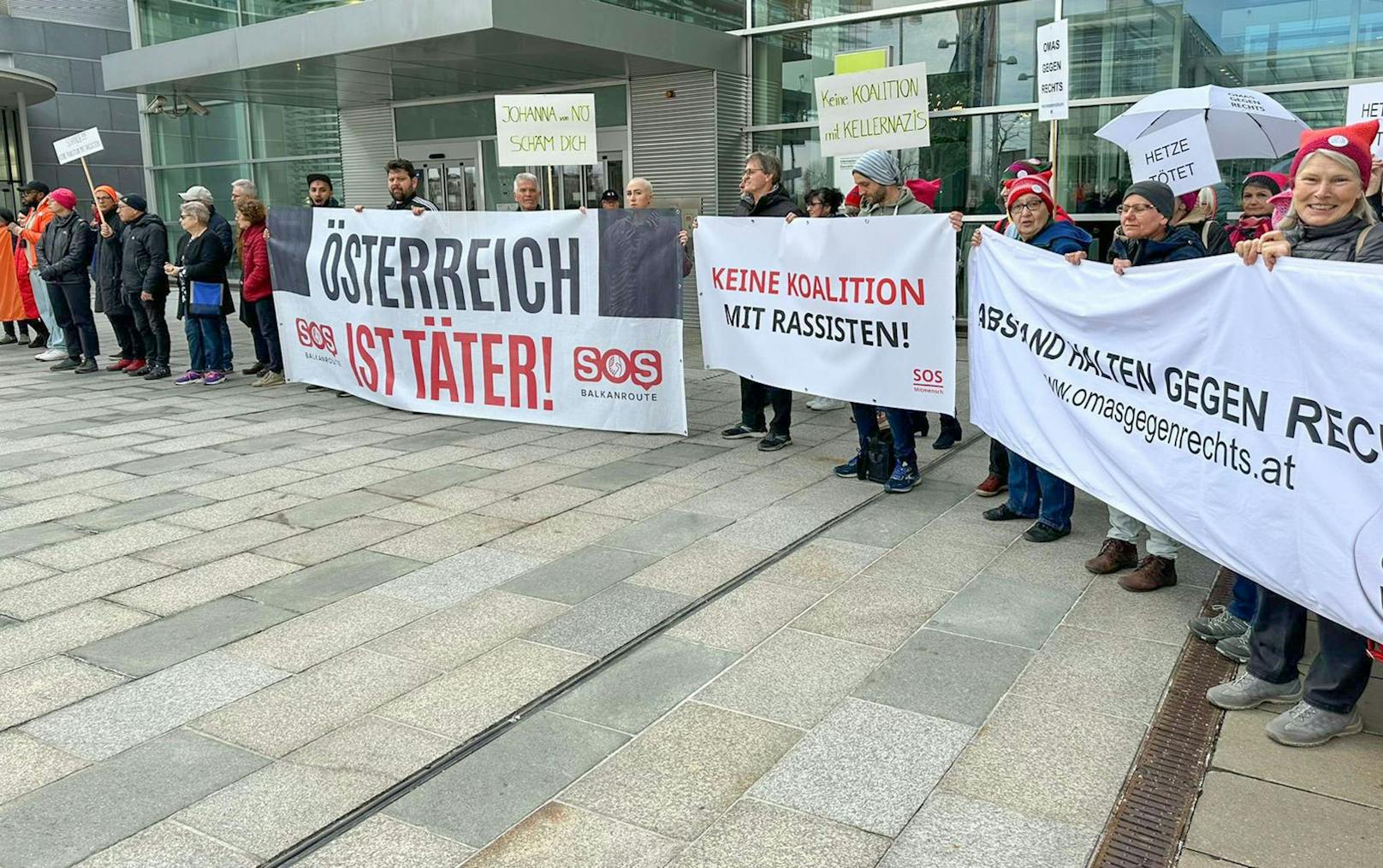 SOS Mitmensch-Teilnehmer mit Banner: "Keine Koalition mit Rassisten!"