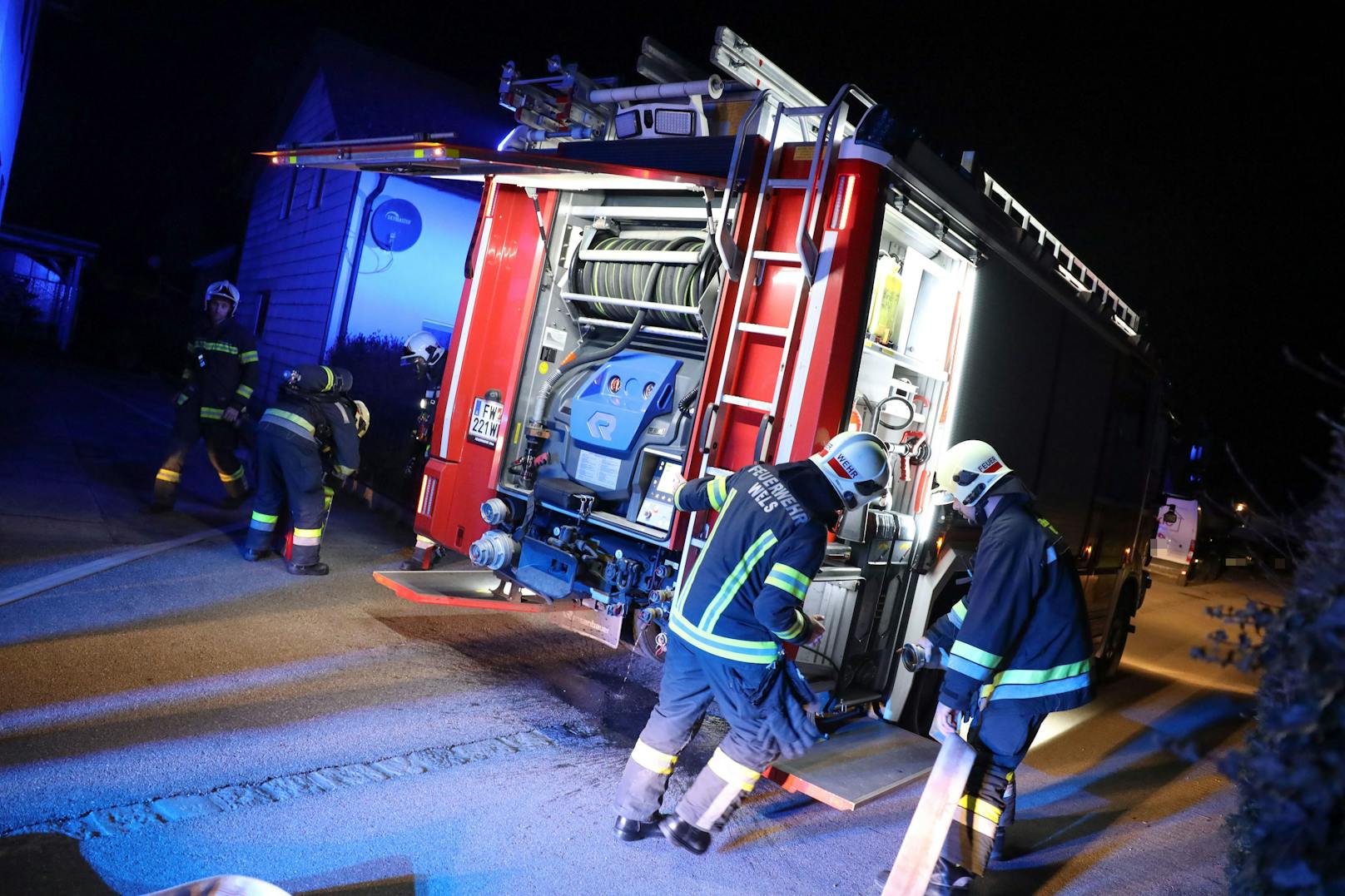 Ein Brand in einem Gewächshaus eines ehemaligen Gärtnereibetriebes in Wels-Pernau musste von der Feuerwehr in der Nacht auf Donnerstag gelöscht werden.