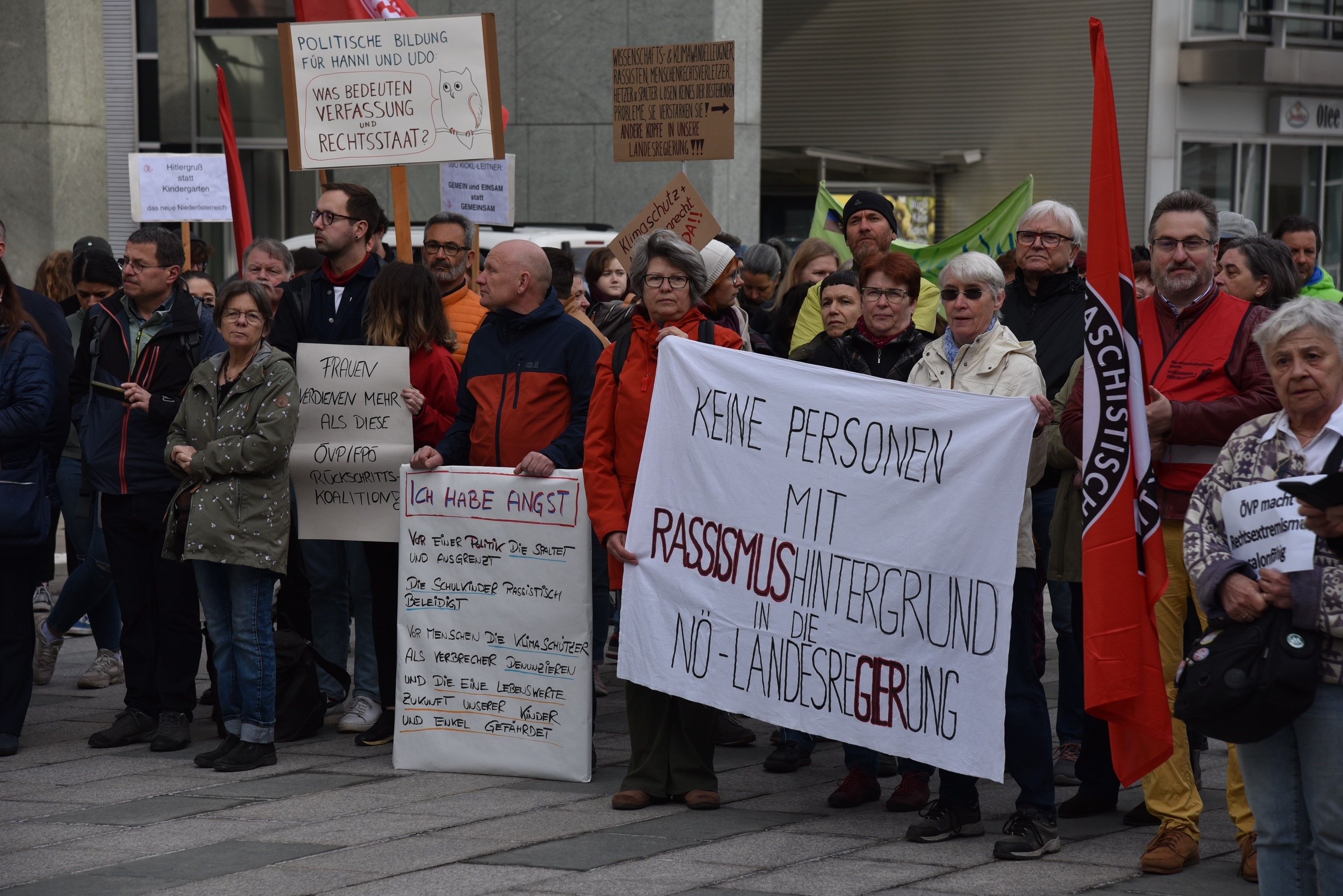 St. Pölten: Demo vor Landtagssitzung und der Angelobung von Mikl-Leitner und Landbauer
