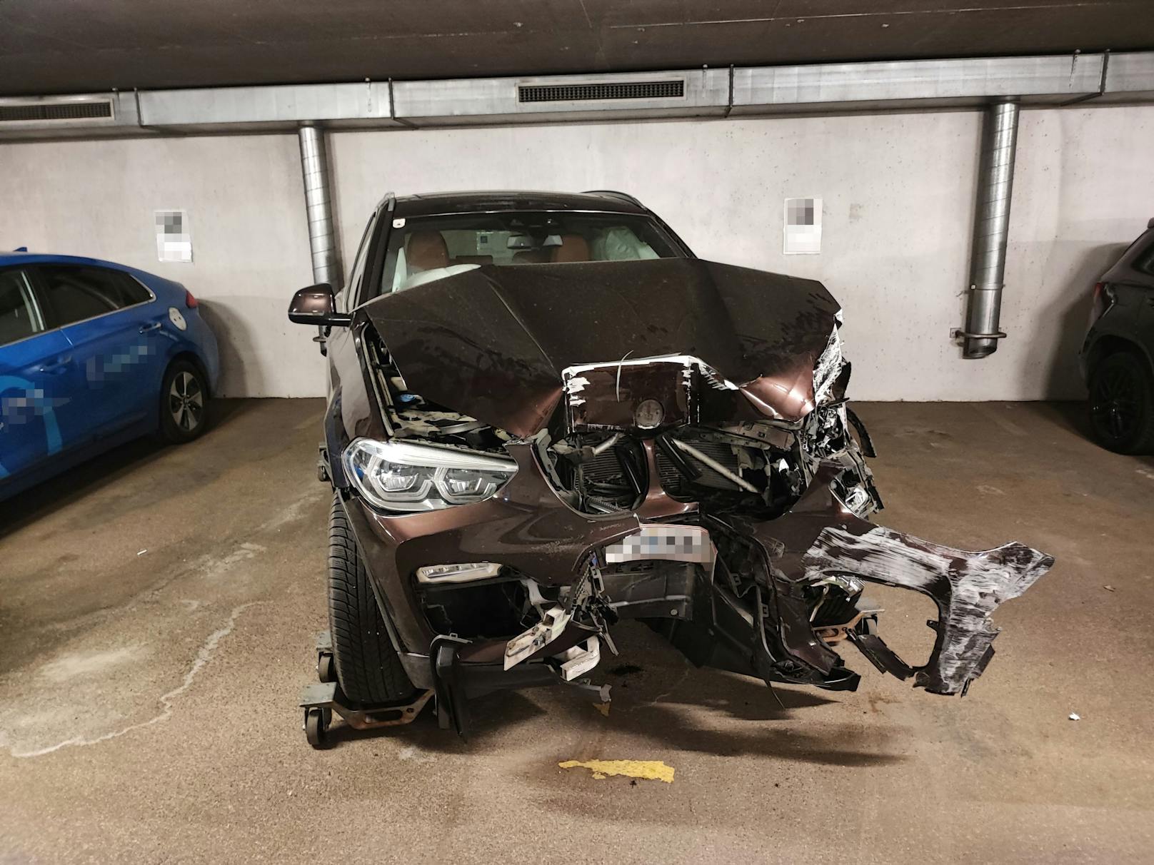 Der BMW wurde im Frontbereich völlig zerstört.