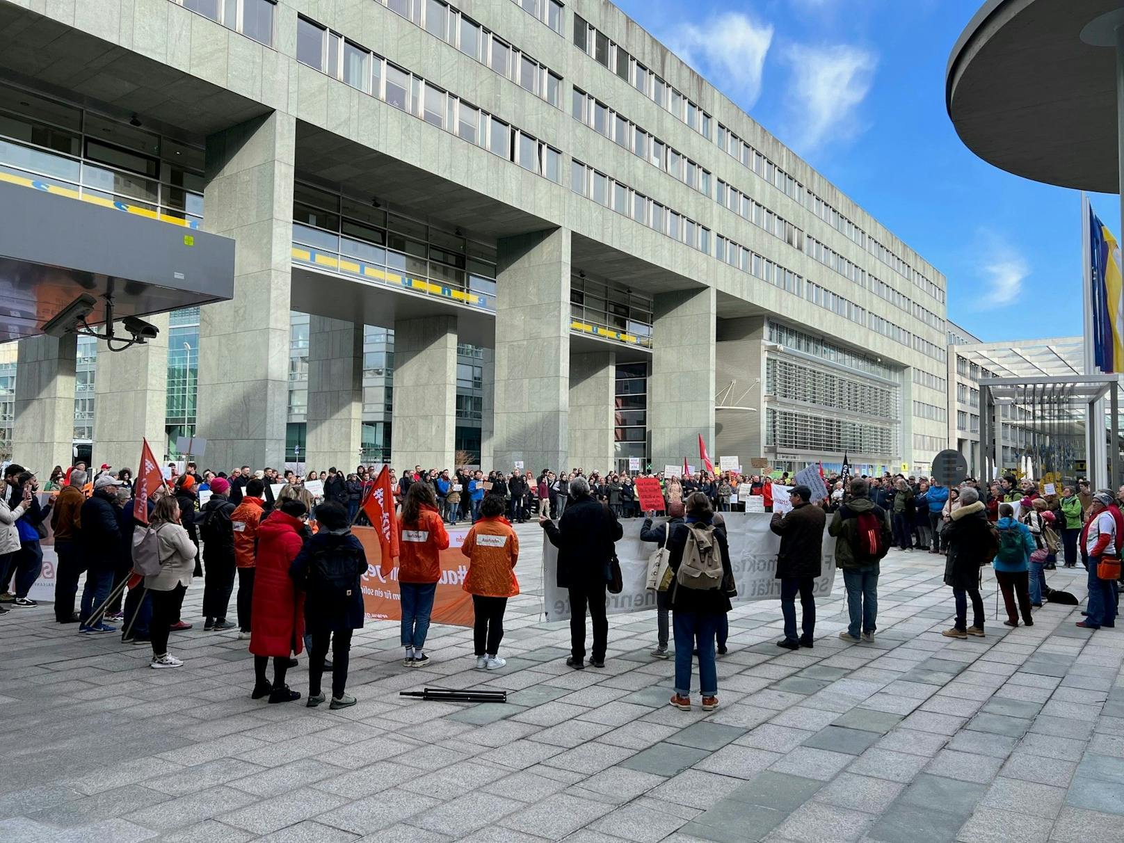 St. Pölten: Demo vor Landtagssitzung und der Angelobung von Mikl-Leitner und Landbauer