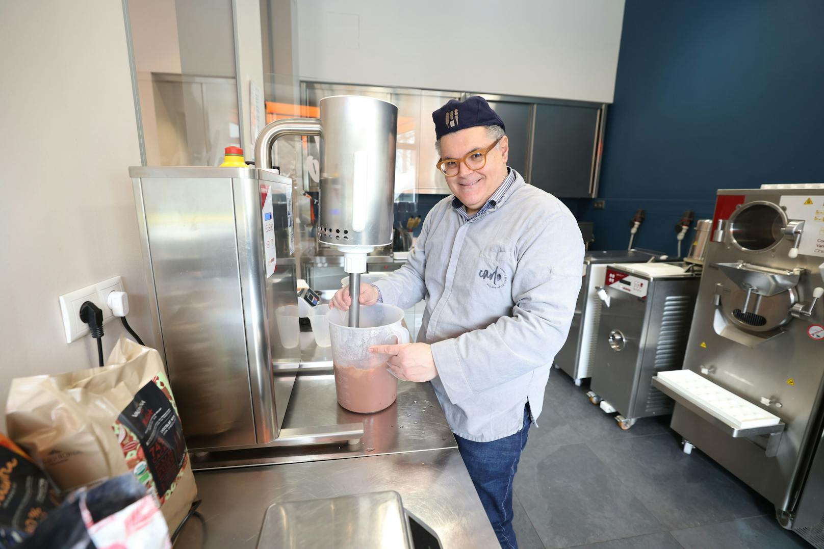 Carlo Maghakian (58) in seinem Element – beim Produzieren des Gelatos.