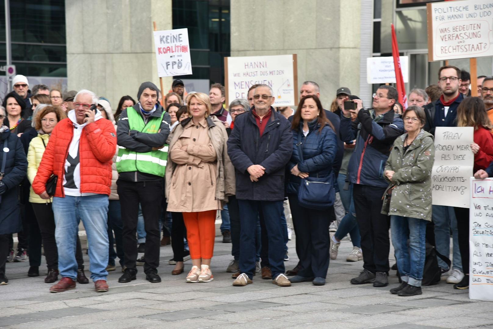 St. Pölten: Demo vor Landtagssitzung und der Angelobung von Mikl-Leitner und Landbauer