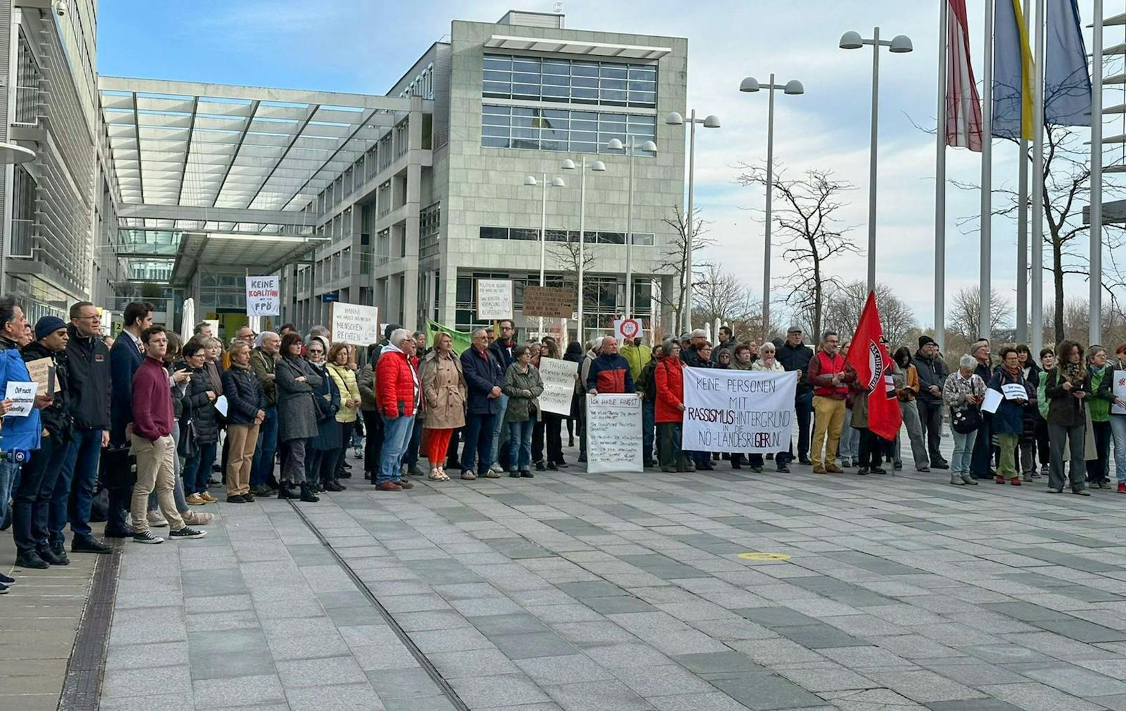 Die Teilnehmer versammelten sich unmittelbar vor dem Landtagsgebäude.
