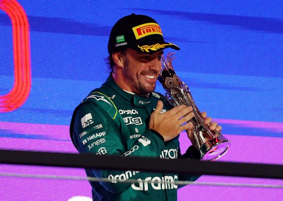 Fernando Alonso erhält nun doch wieder seine Trophäe zurück. 
