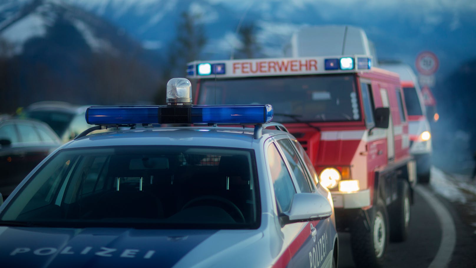 Polizei, Rettung und Feuerwehr mussten am Mittwochabend nach Eckberg ausrücken. (Symbolbild)